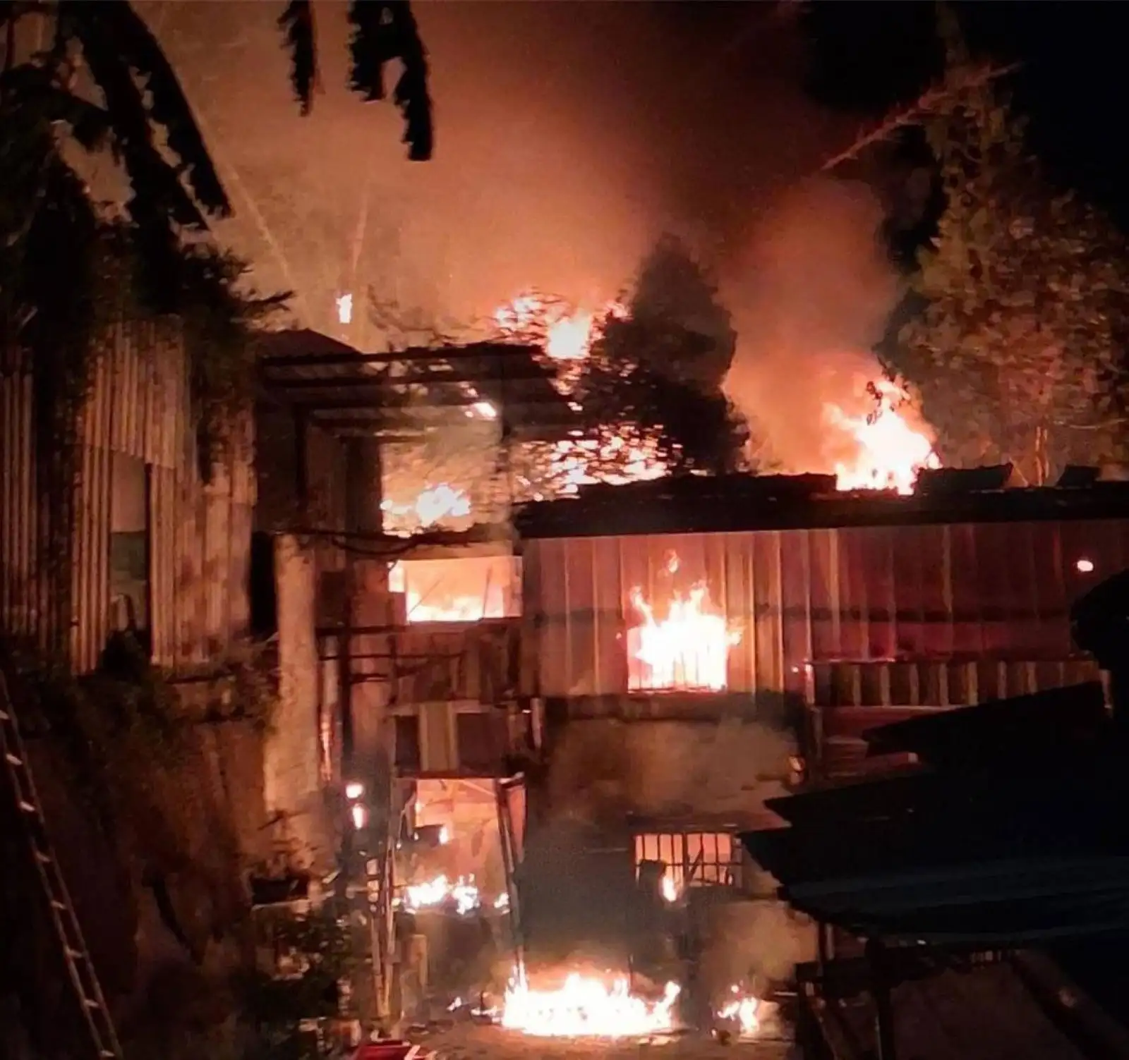 台中一間鐵皮屋民宅發生嚴重火警。(圖/台中市消防局提供)