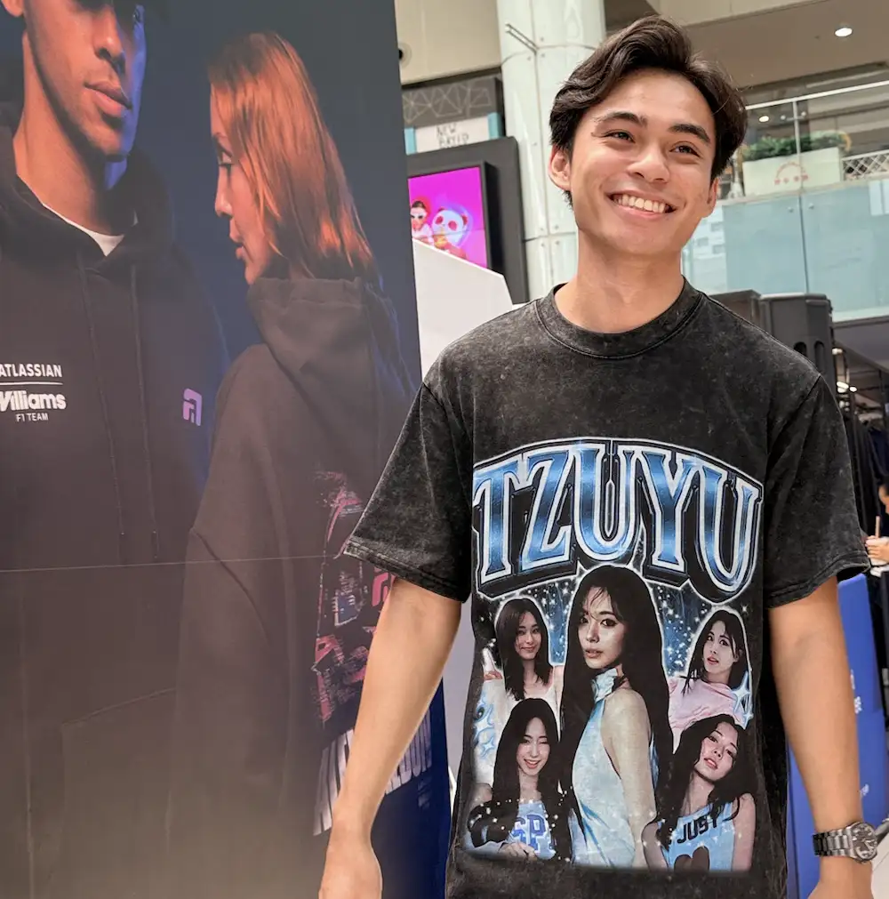 新加坡男粉絲特製專屬子瑜的應援T-Shirt。(圖/記者周欣儀攝)