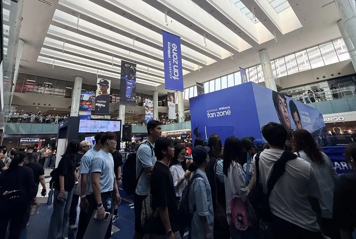 子瑜跨界F1×膽大黨！新加坡Fan Zone上下樓都擠滿。（圖／編輯周欣儀攝）
