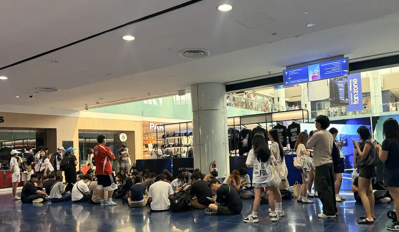 子瑜跨界F1×膽大黨！新加坡Fan Zone上下樓都擠滿。（圖／編輯周欣儀攝）