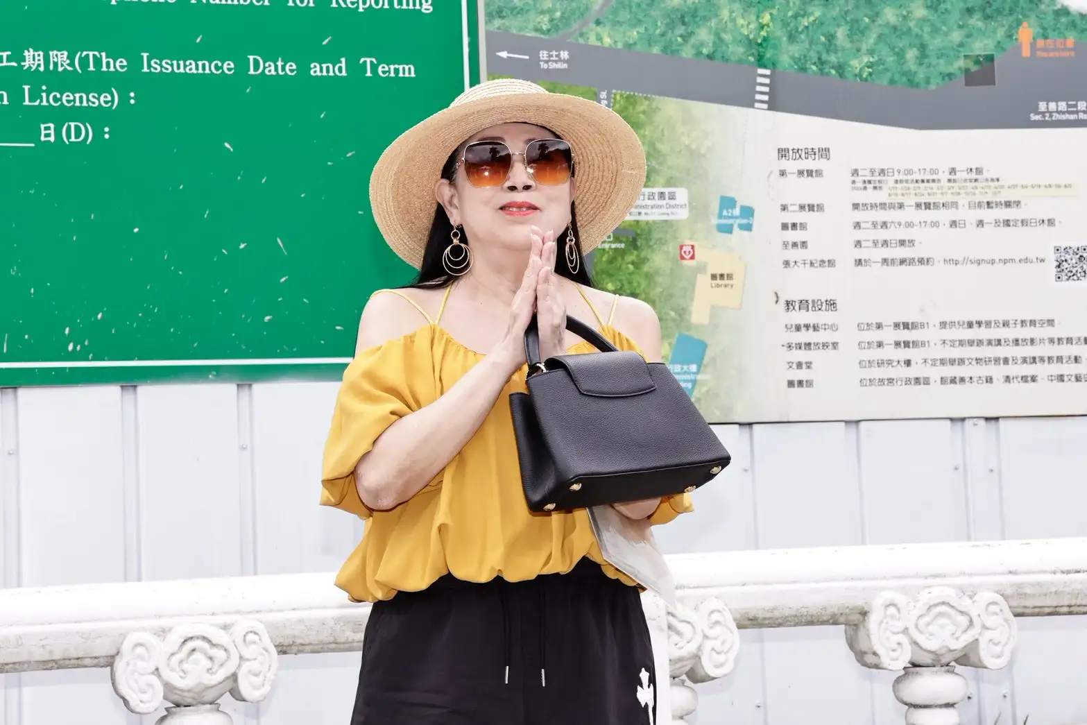 許純美強調拿名牌包不是要炫富，只是等等還有事。（圖／娛樂中心）