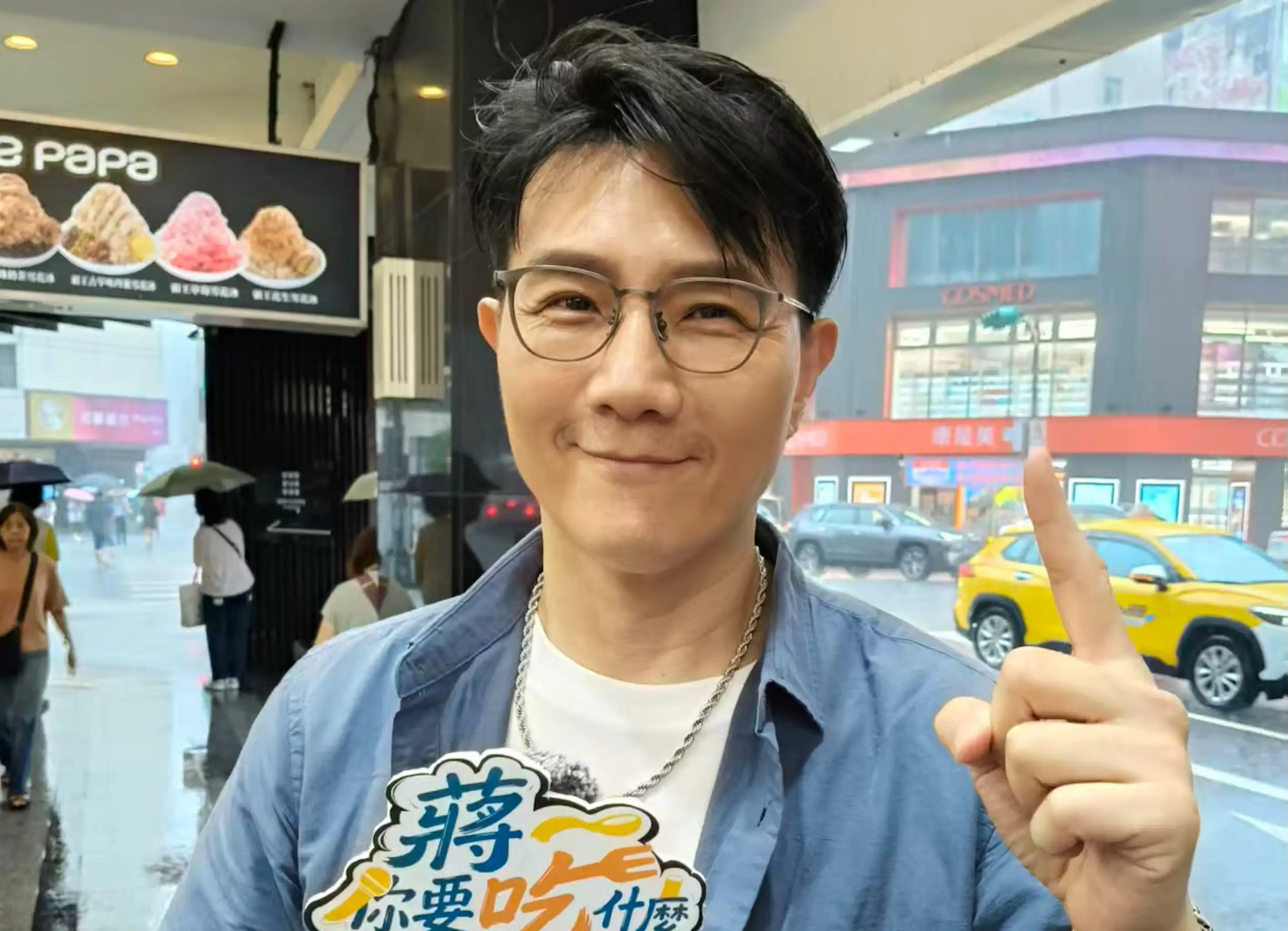 蔣偉文主持YouTube節目《蔣你要吃什麼》,展現無劇本街頭尋美食的自然風格。(圖/艾迪昇提供)