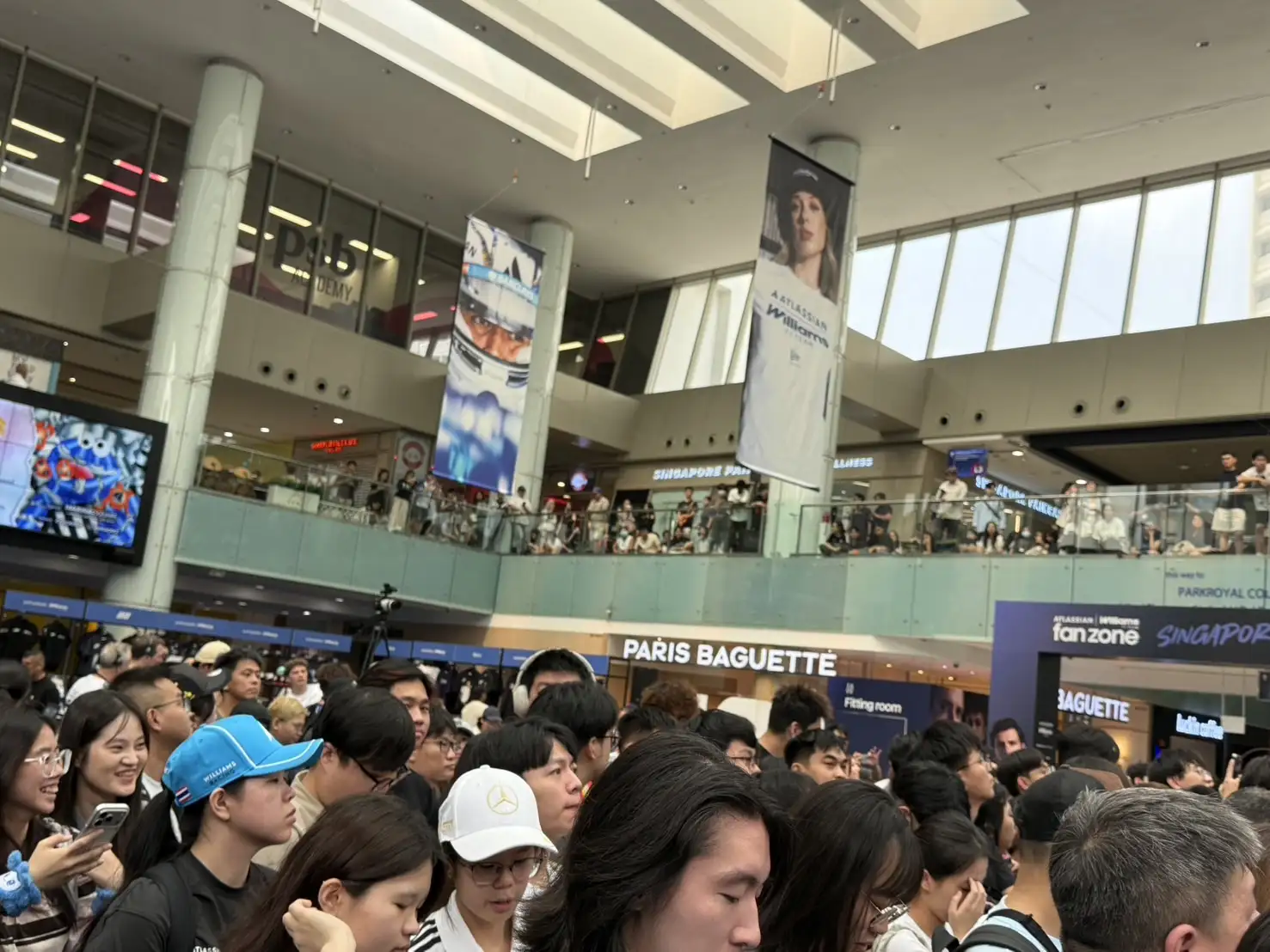 子瑜跨界F1×膽大黨！新加坡Fan Zone上下樓都擠滿。（圖／編輯周欣儀攝）