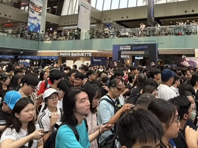 子瑜跨界F1×膽大黨！新加坡Fan Zone上下樓都擠滿。（圖／編輯周欣儀攝）