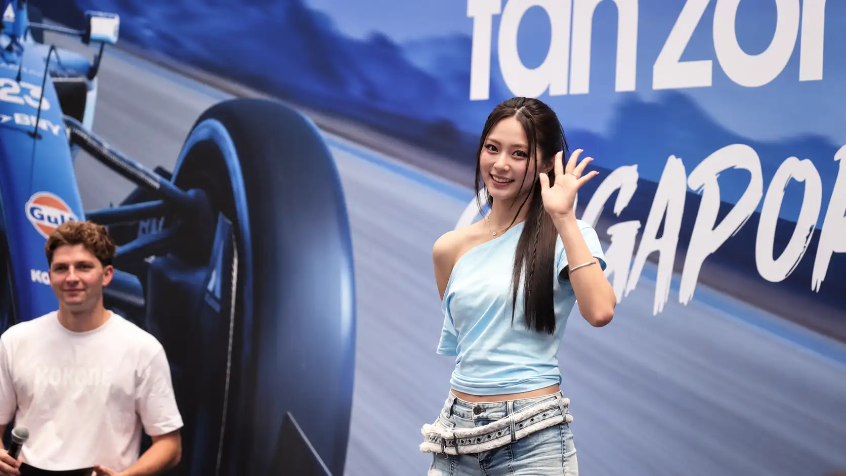 周子瑜出席在新加坡舉辦的F1威廉斯車隊(Williams Racing)粉絲互動區,現場擠滿大批粉絲、尖叫聲不斷,人氣超旺。(圖/記者周欣儀攝)