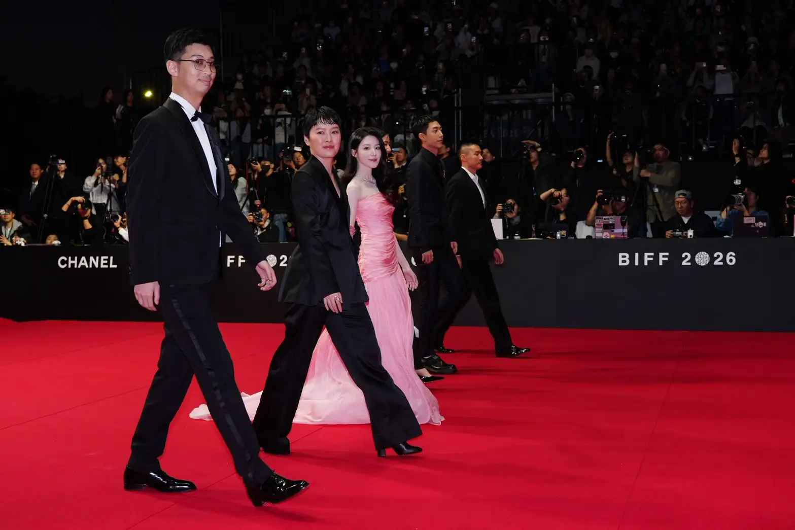 《幸福快樂的日子》在釜山影展放映,劇組踏上開幕式紅毯。(圖/記者陳明中攝)