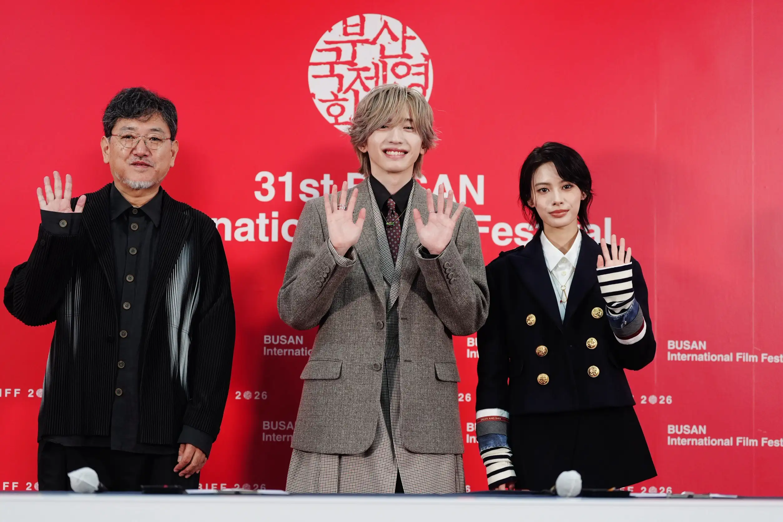 《皎潔深宵之月》釜山影展記者會，導演竹村謙太郎（左起）、道枝駿佑、安齊星來。（圖／記者陳明中攝）