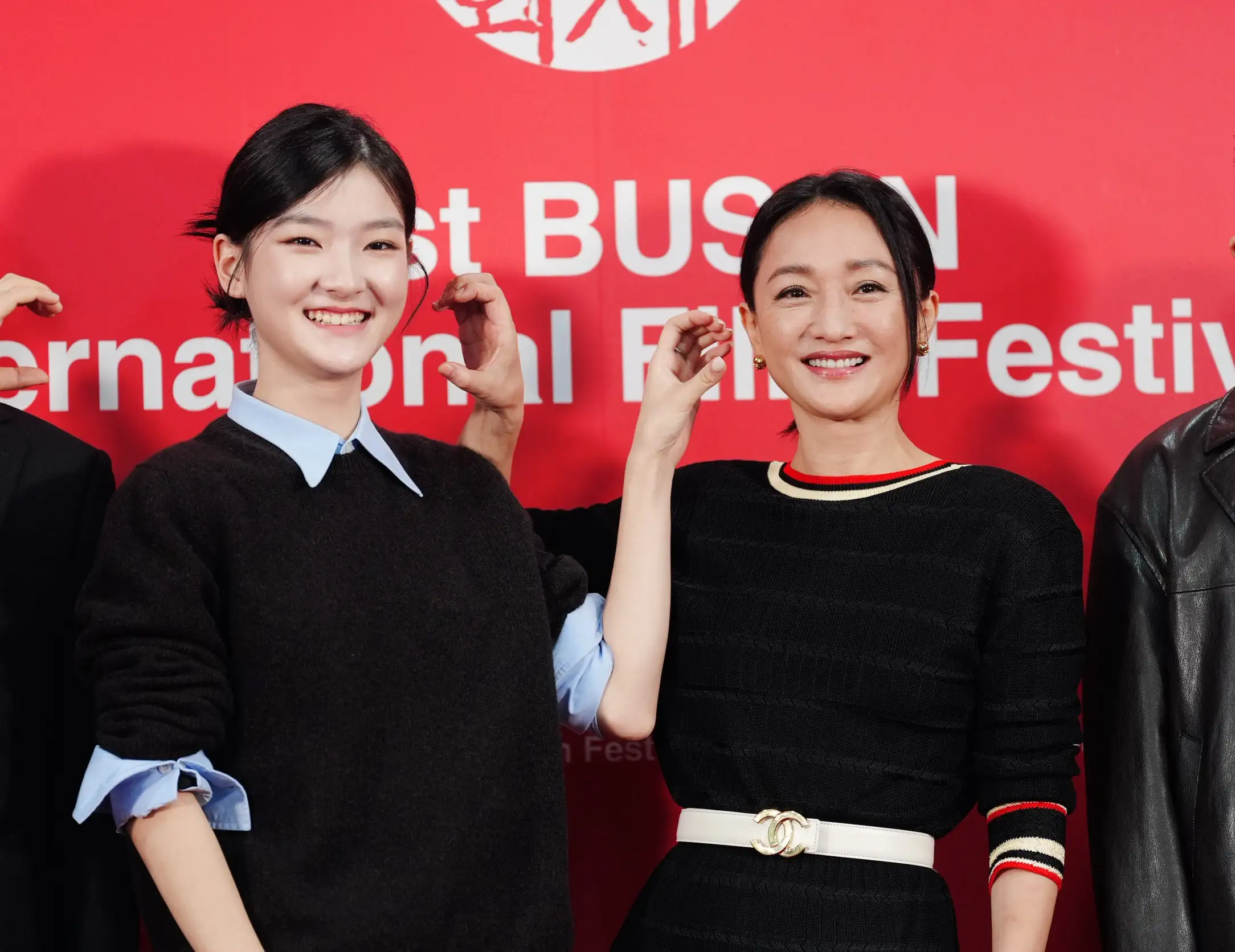 周迅（右）、王聖迪互比愛心，互動相當可愛。（圖／記者陳明中攝）