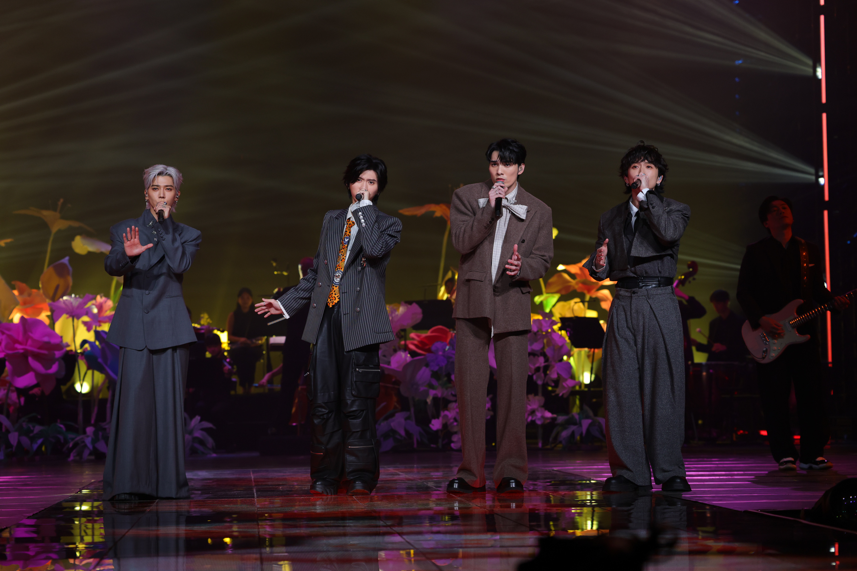 邱鋒澤、畢書盡、黃霆睿、黃偉晉同台錄製春節特別節目《2026 WE ARE 我們的除夕夜》。（圖／文總提供）