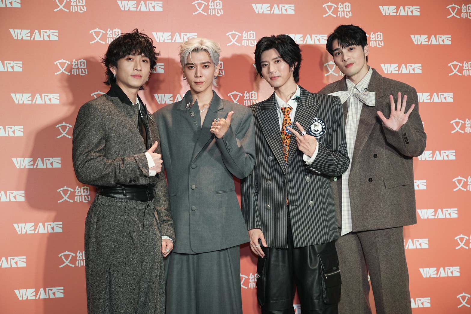 邱鋒澤（左起）、畢書盡、黃霆睿、黃偉晉同台錄製春節特別節目《2026 WE ARE 我們的除夕夜》。（圖／攝影組）