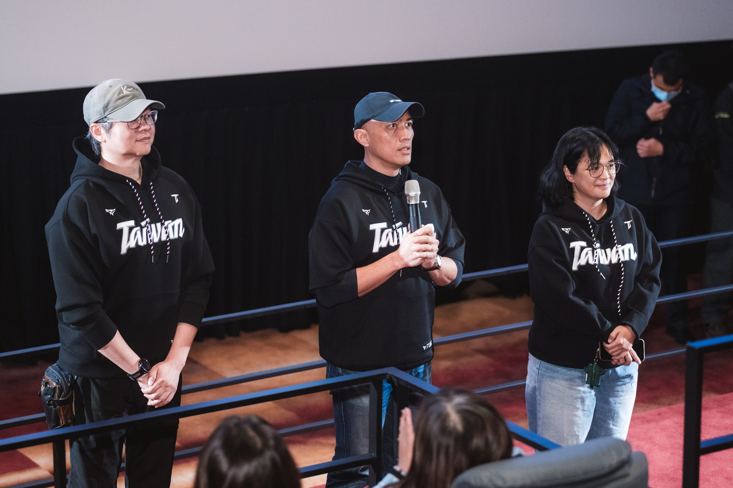 《冠軍之路》導演龍男・以撒克・凡亞思(中)和監製張永昌(左)、黃瓀潢(右)放映前分享拍攝心情(圖/牽猴子提供)