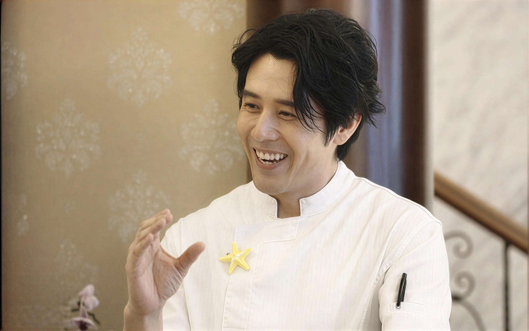 胡宇威明顯緊張狀況連連，不僅說菜時頻頻忘詞。（圖／華視提供）