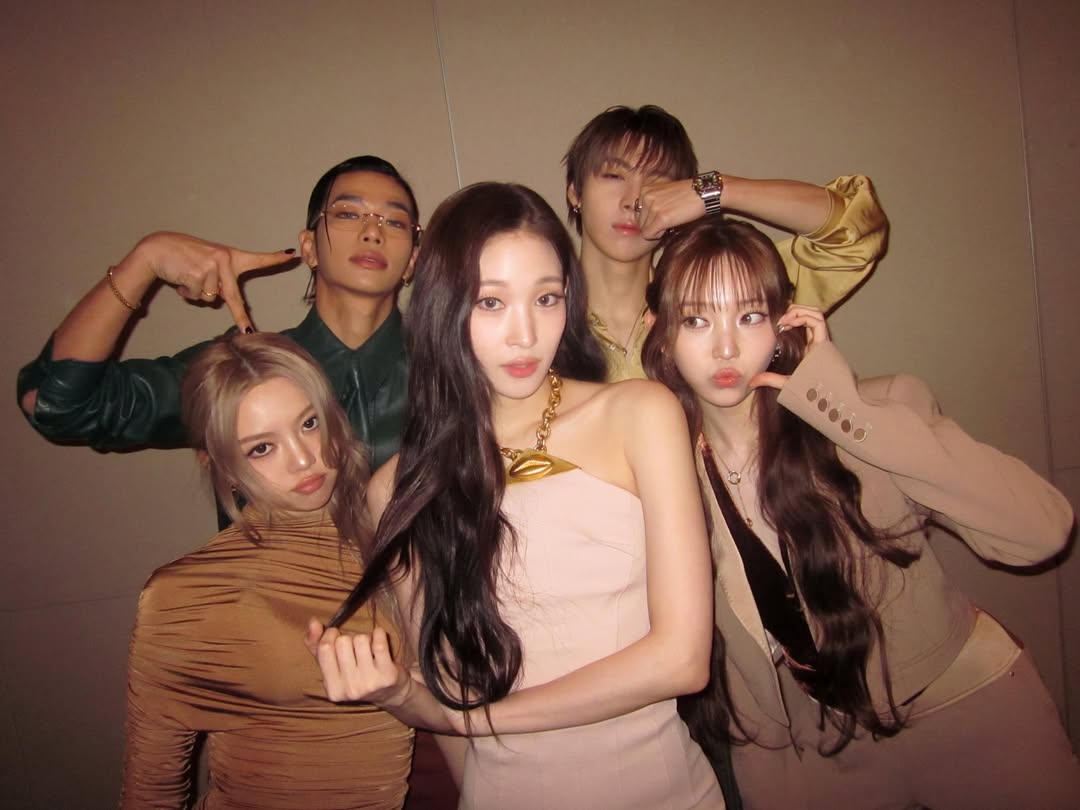 ALLDAY PROJECT被粉絲目擊逛饒河夜市吃臭豆腐、玩射擊遊戲。(圖/翻攝自ALLDAY PROJECT IG))