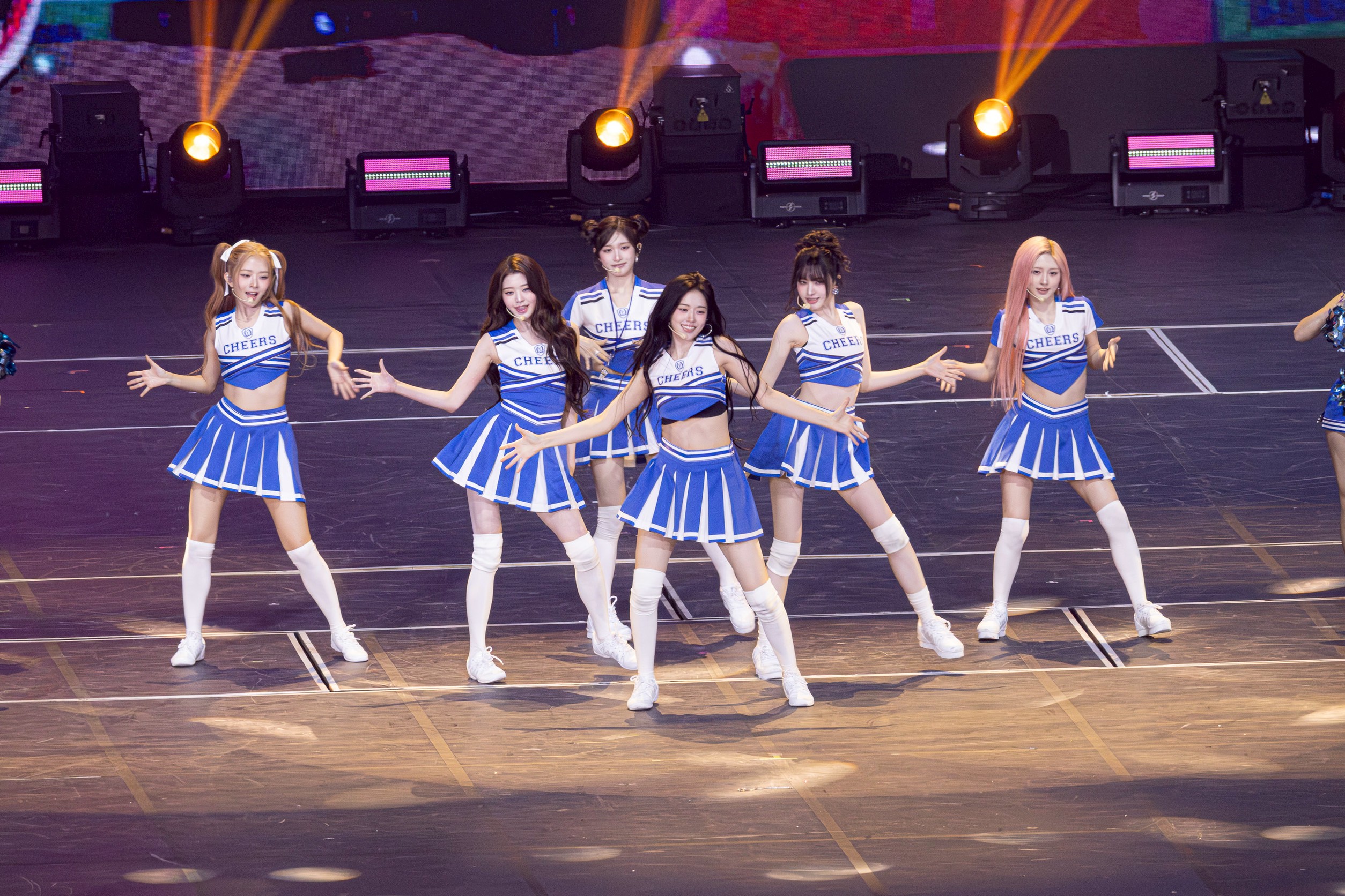 IVE在金唱片獻上啦啦隊組曲演出,美翻全場。(圖/讀者提供)