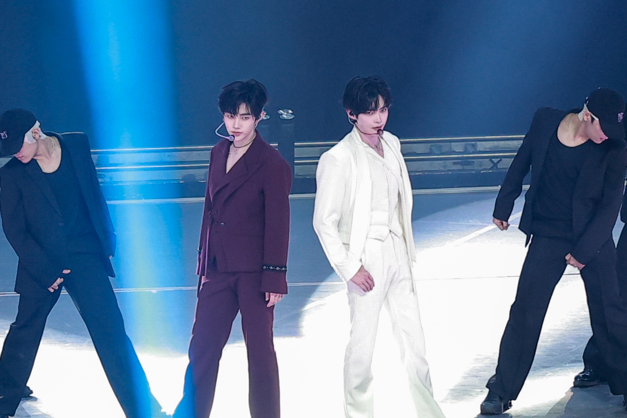 ZEROBASEONE成員成韓彬、章昊擔任金唱片開場表演。(圖/讀者提供)