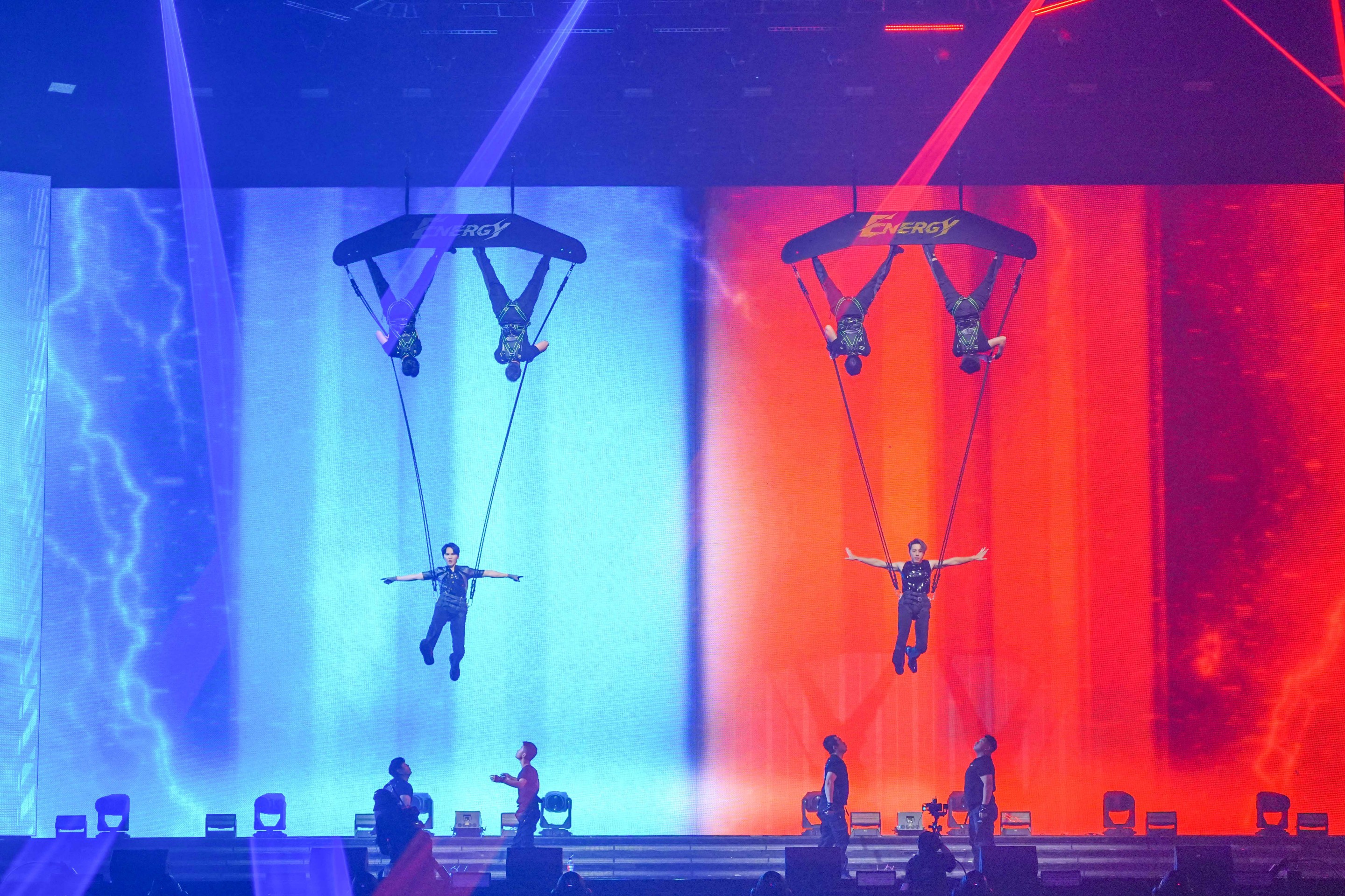 牛奶與坤達挑戰高達10米高空「牛轉乾坤」彈簧特技。（圖／相信音樂提供）