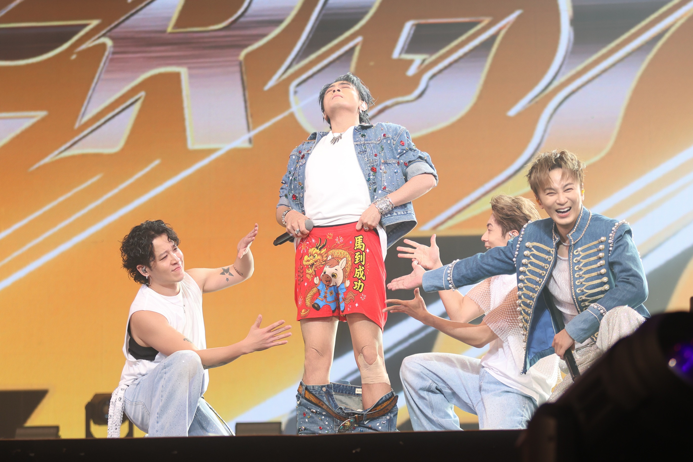 Toro露出「馬到成功」四角紅內褲 向大家拜早年。（圖／相信音樂提供）