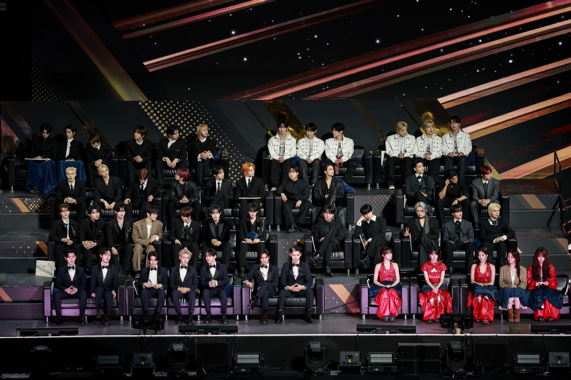 韓國金唱片在台北大巨蛋舉行,藝人席安排在舞台左側。(圖/讀者提供)