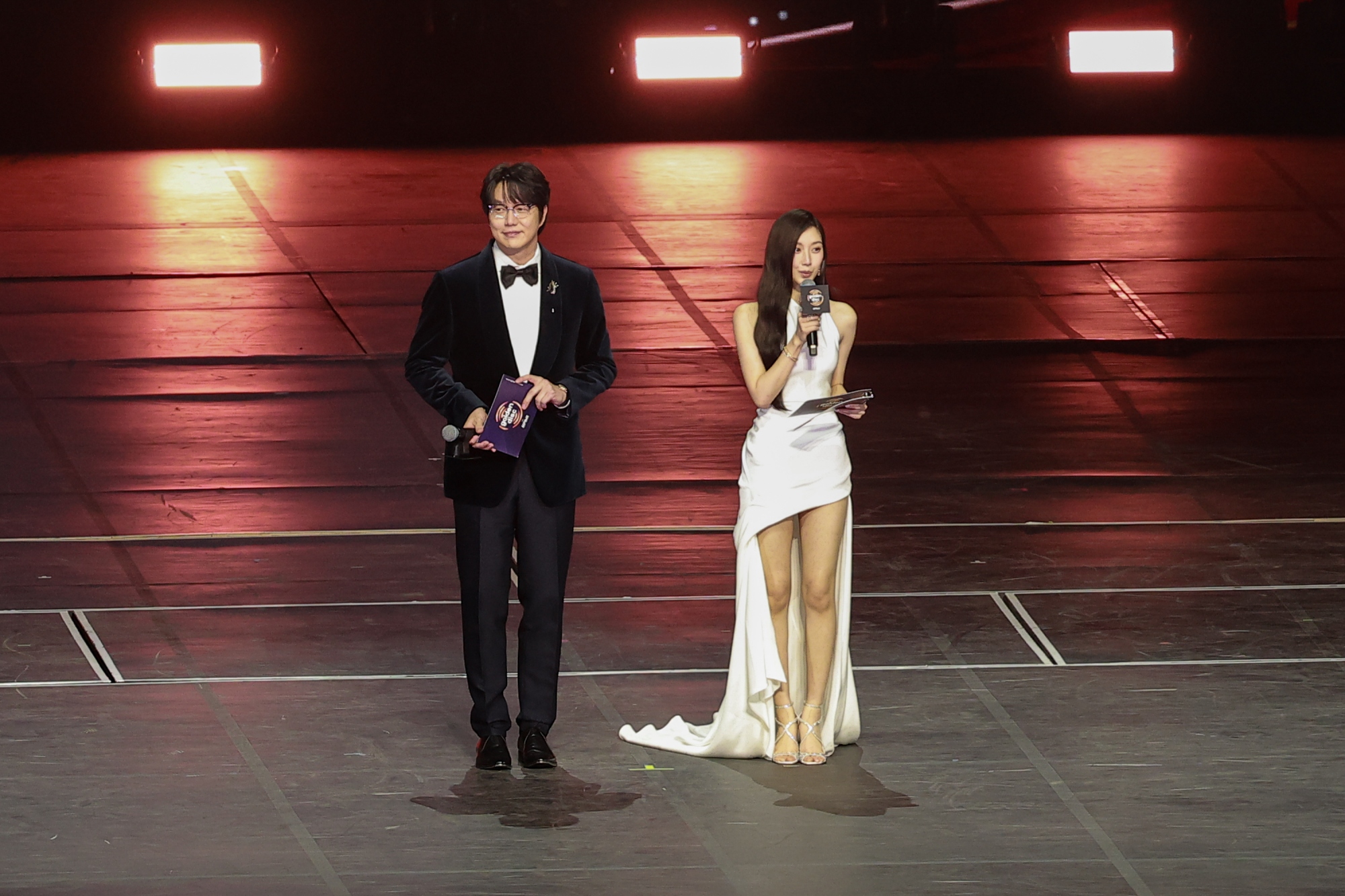 韓國金唱片主持人成始璄、文佳煐則站在面對舞台右手邊。(圖/讀者提供)