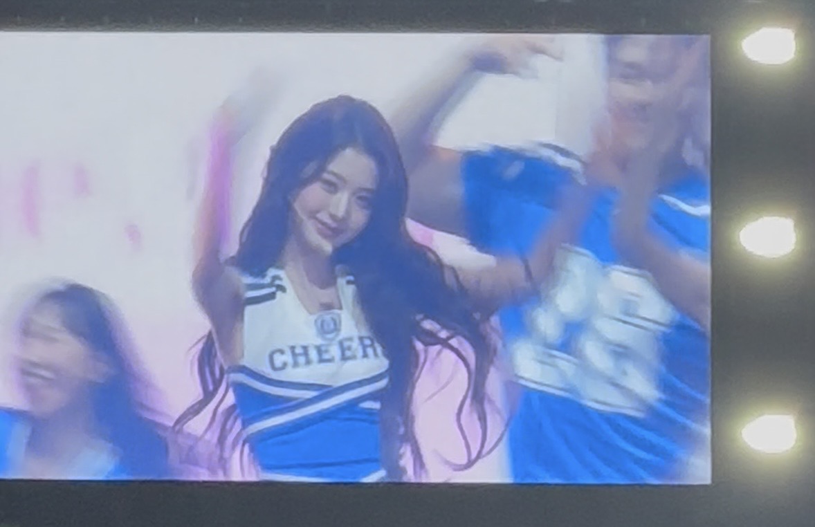 IVE張員瑛穿上啦啦隊服演出。(圖/讀者提供)