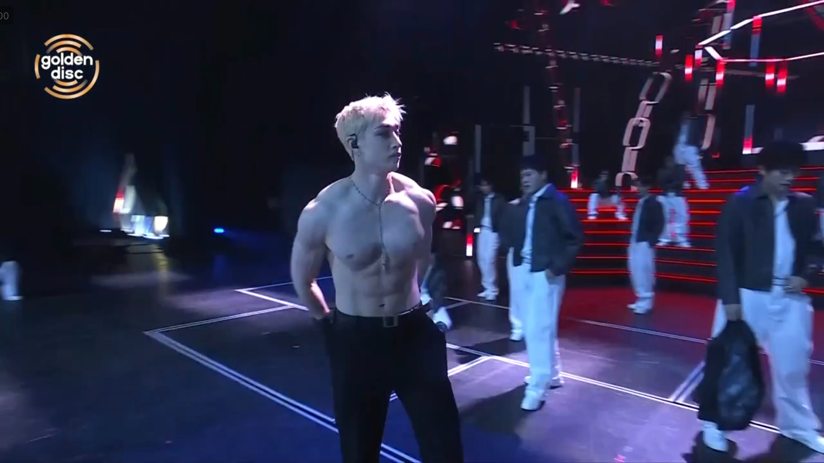 Stray Kids隊長方燦在金唱片脫了，露出健壯腹肌。（圖／翻攝自Disney+）