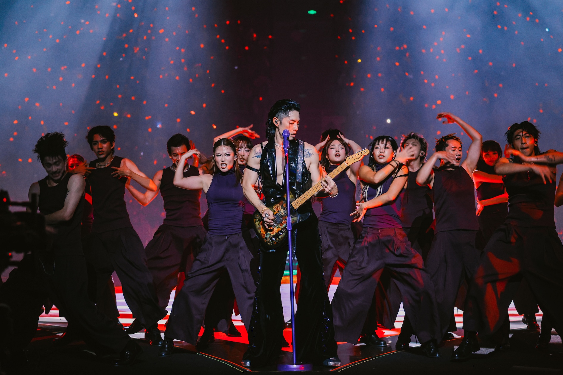 吳建豪又唱又跳,中間抱著吉他扭腰臀的舞蹈動作,被歌迷封為「奪命三搖」。(圖/相信音樂提供)