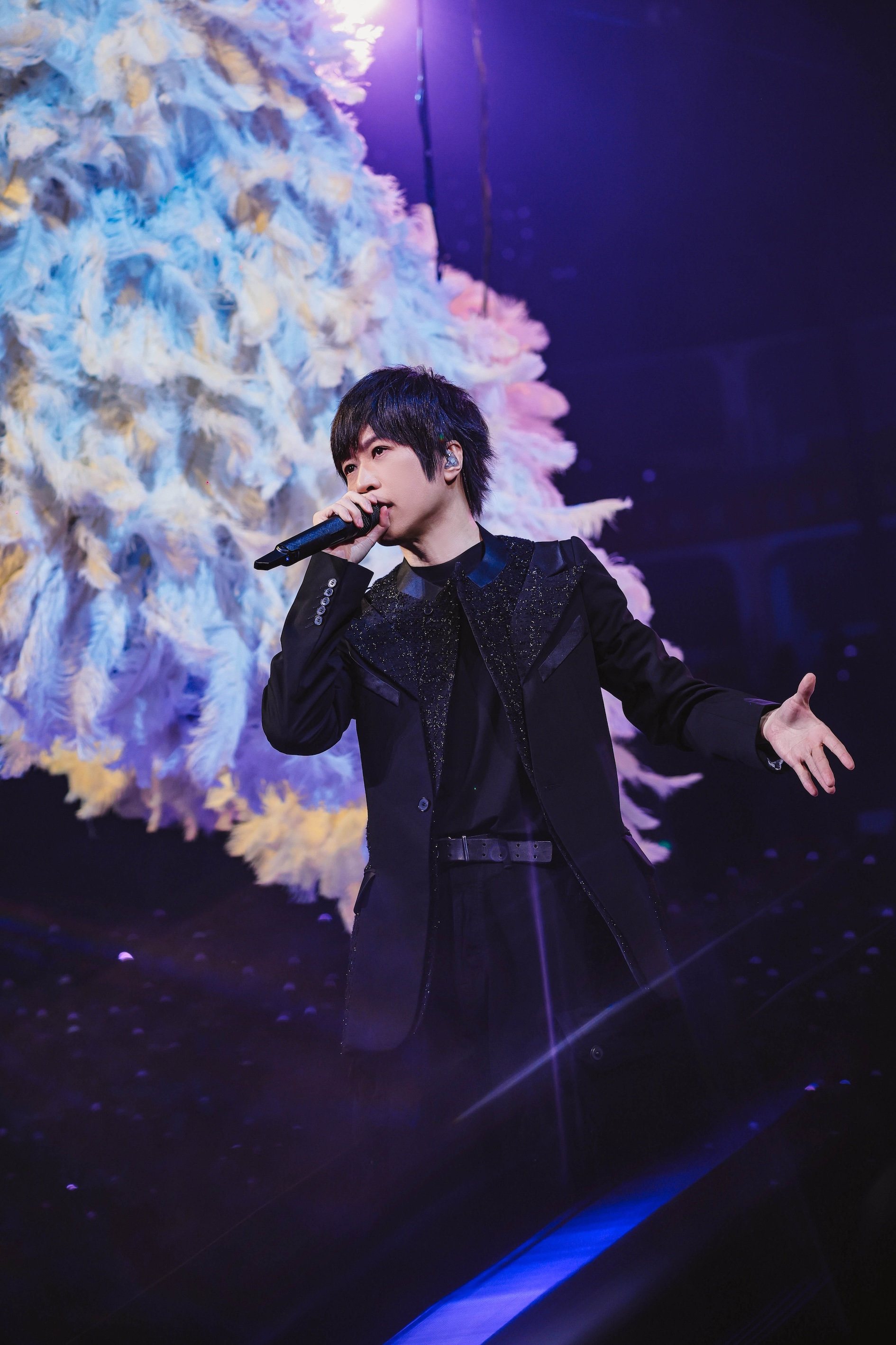 阿信演唱〈盛夏光年〉、〈乾杯〉、〈突然好想你〉等歌曲。(圖/相信音樂提供)