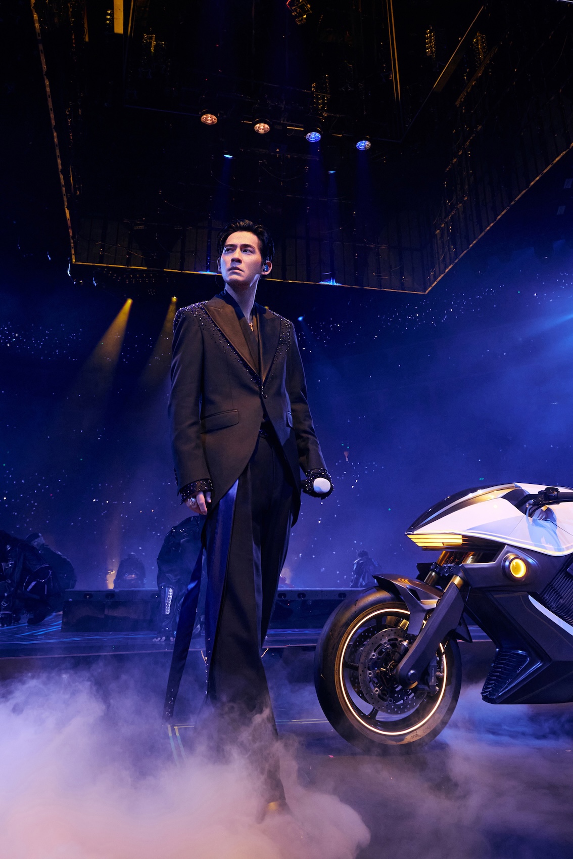 周渝民獻上最新單曲〈誰給我的勇氣〉、〈Tell Me Why〉。(圖/相信音樂提供)