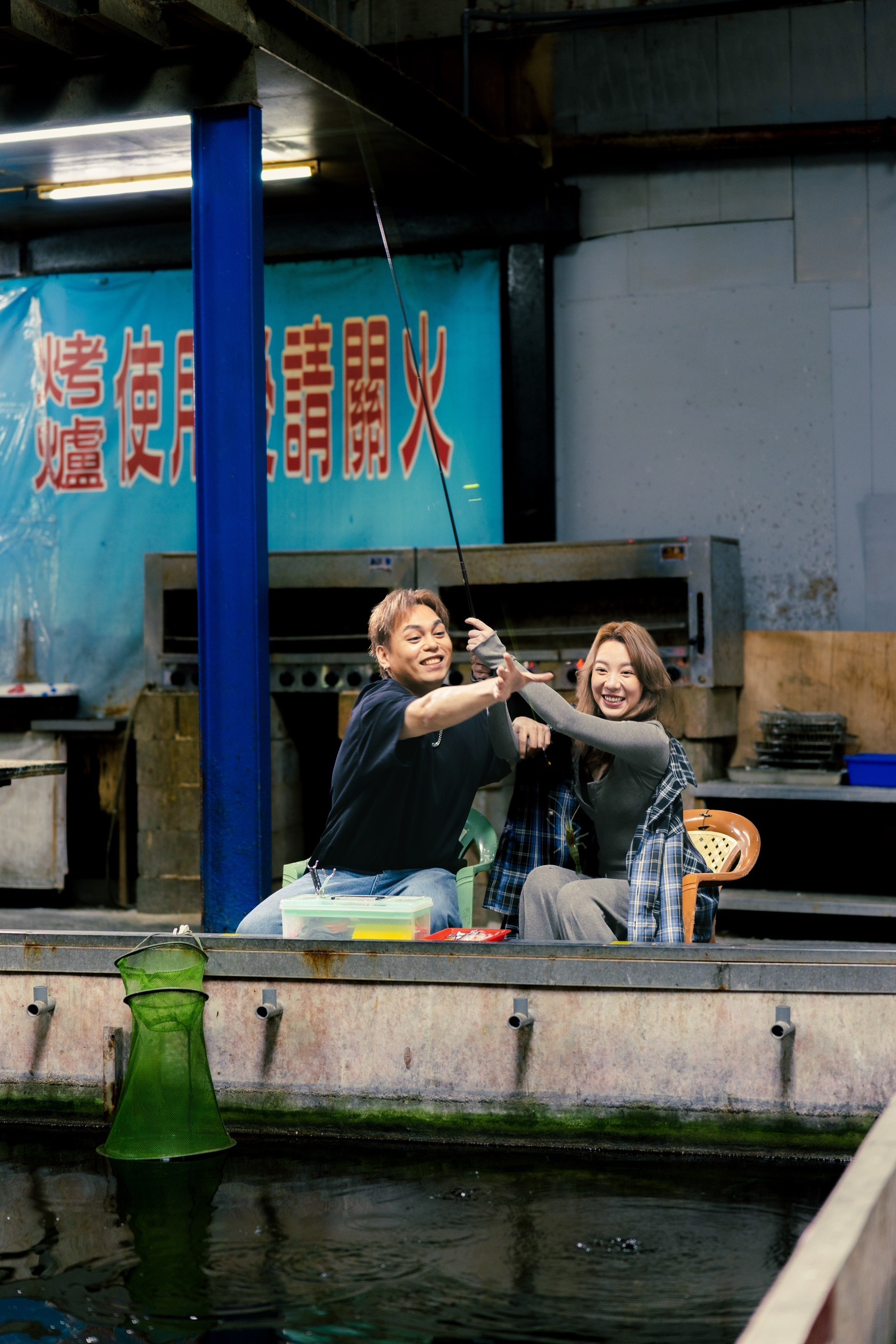 主打歌〈不請自來〉MV則 特別邀請王萱跨刀演出。（圖／上多利娛樂提供）