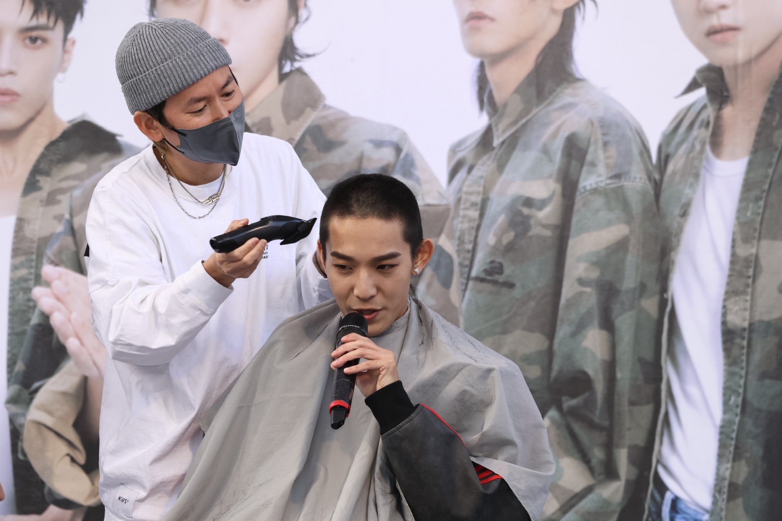 煥鈞入伍前，在粉絲面前完成剃頭儀式。（圖／記者許方正攝）