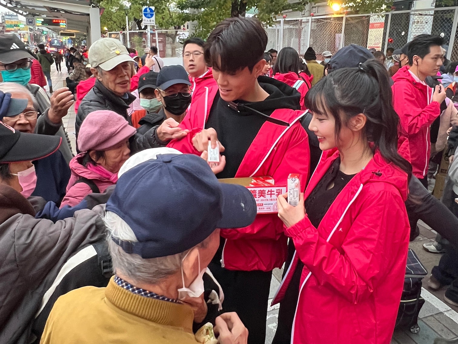 行動前往台北火車站、萬華捷運站等街友聚集熱點，發放上百份熱食、熱茶與防寒物資。（圖／心潮麗天協會提供）
