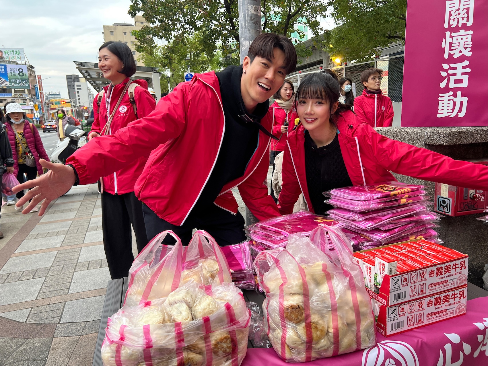 心潮麗天協會攜手啦啦隊女神衣宸（右）、新加坡藝人兆群（左）寒冬送暖做公益。（圖／心潮麗天協會提供）