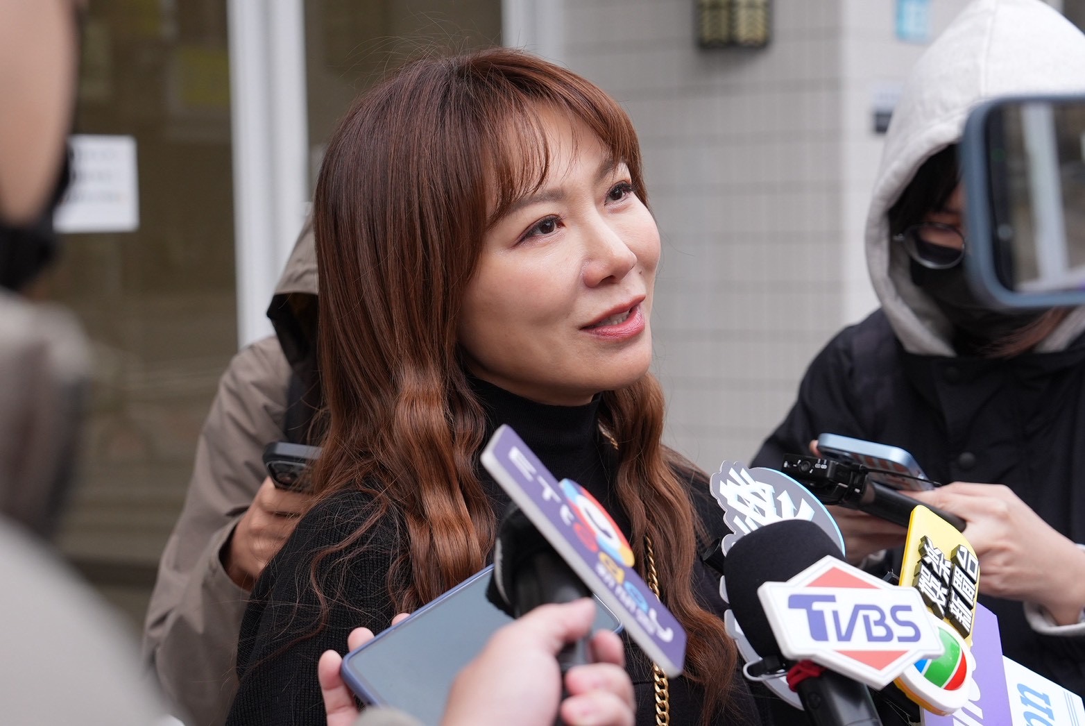 佩甄現身曹西平靈堂哀悼，談及過往眼眶泛紅。（圖／記者許方正攝）