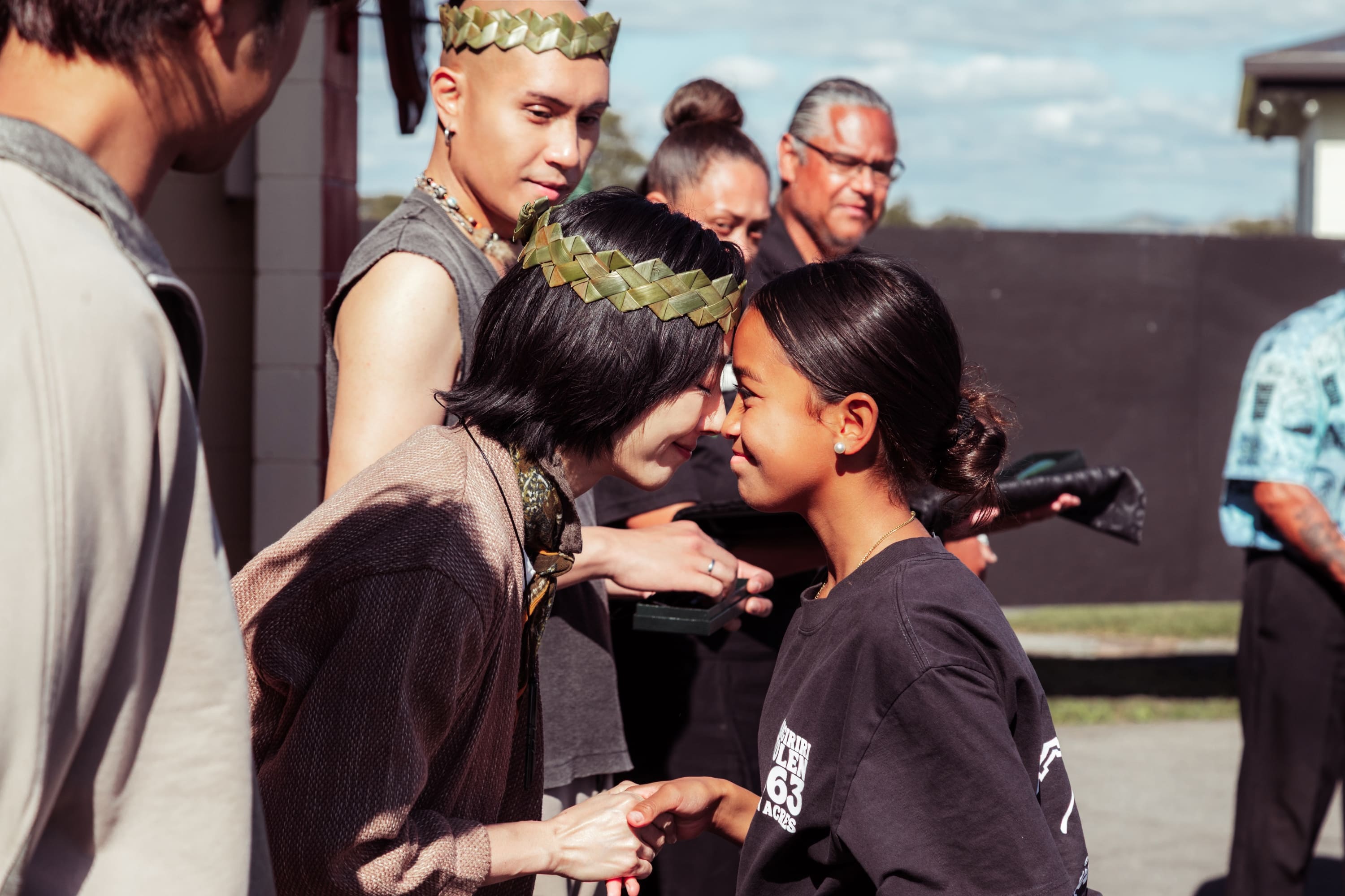 陳柏霖(左起)、桂綸鎂、黃宣與毛利族人進行表示友好的碰鼻禮。（圖／出去一下提供）