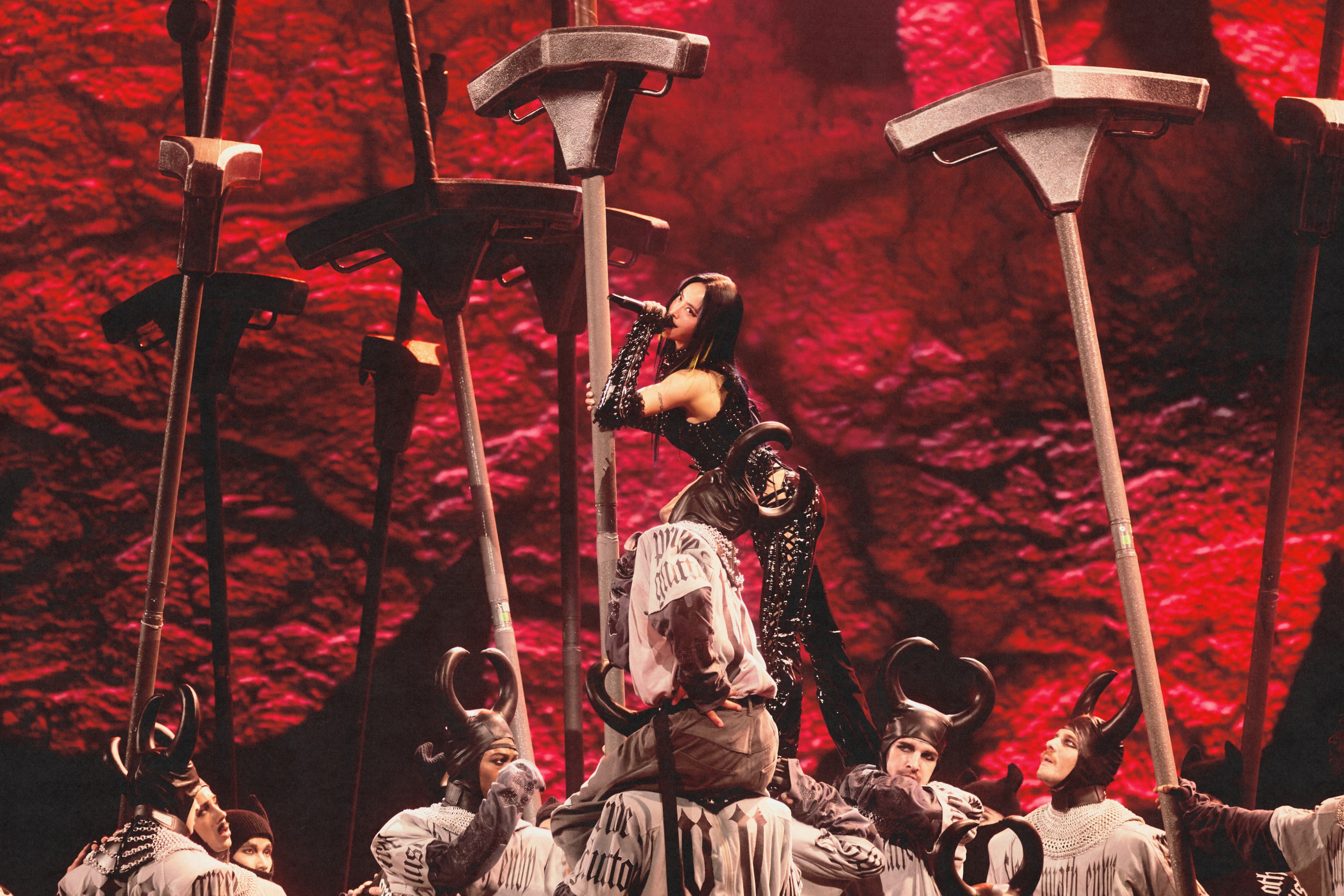 蔡依林化身魔女莉莉絲，與爬上利劍的舞者共舞。（圖／凌時差提供）