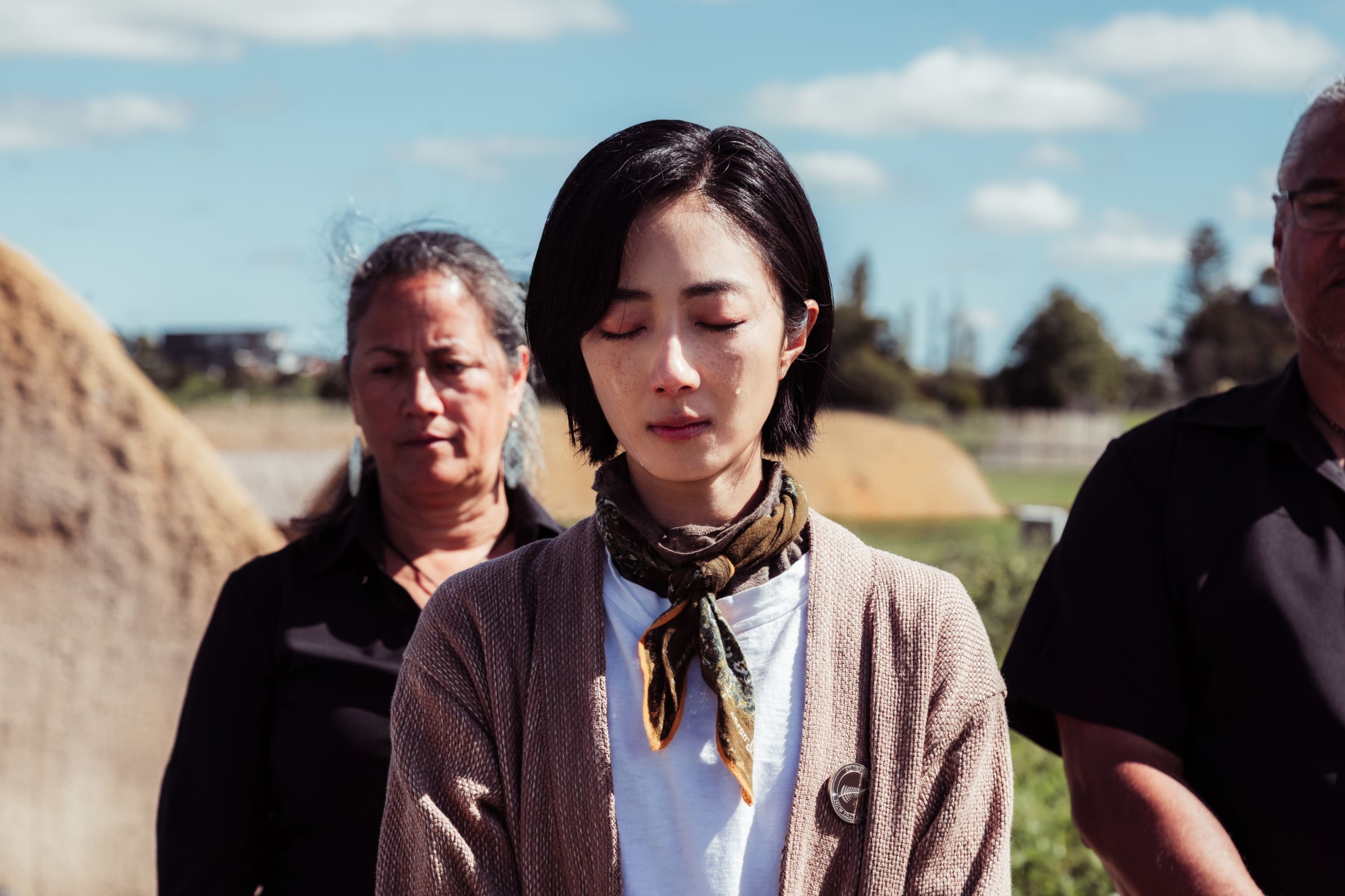 桂綸鎂被唱詠懷卡托戰役罹難者的歌謠感動落淚。（圖／出去一下提供）