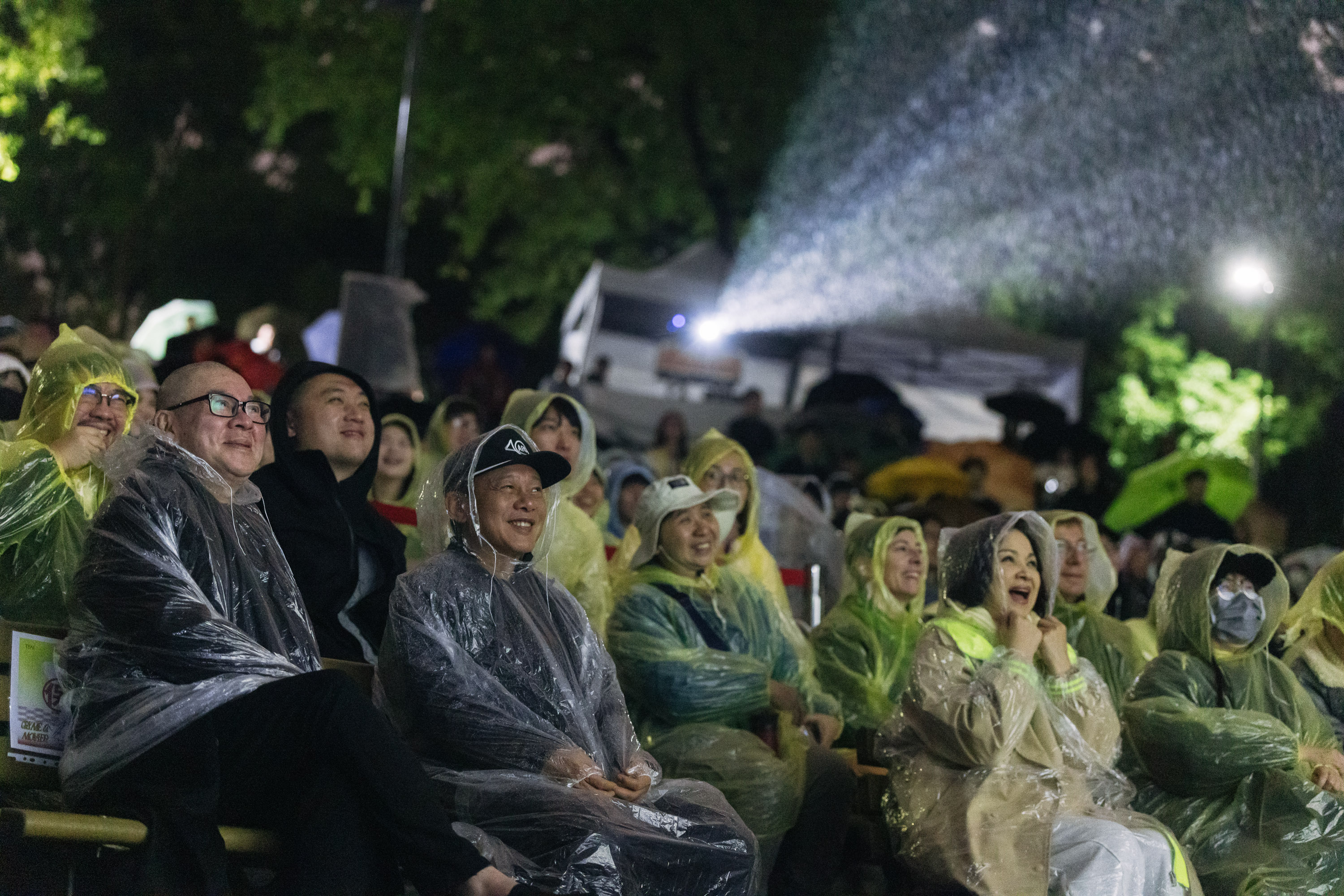 《愛情萬歲》主創團隊和觀眾一起在大安森林公園一邊看電影、一邊跨年。（圖／國家影視聽中心提供）