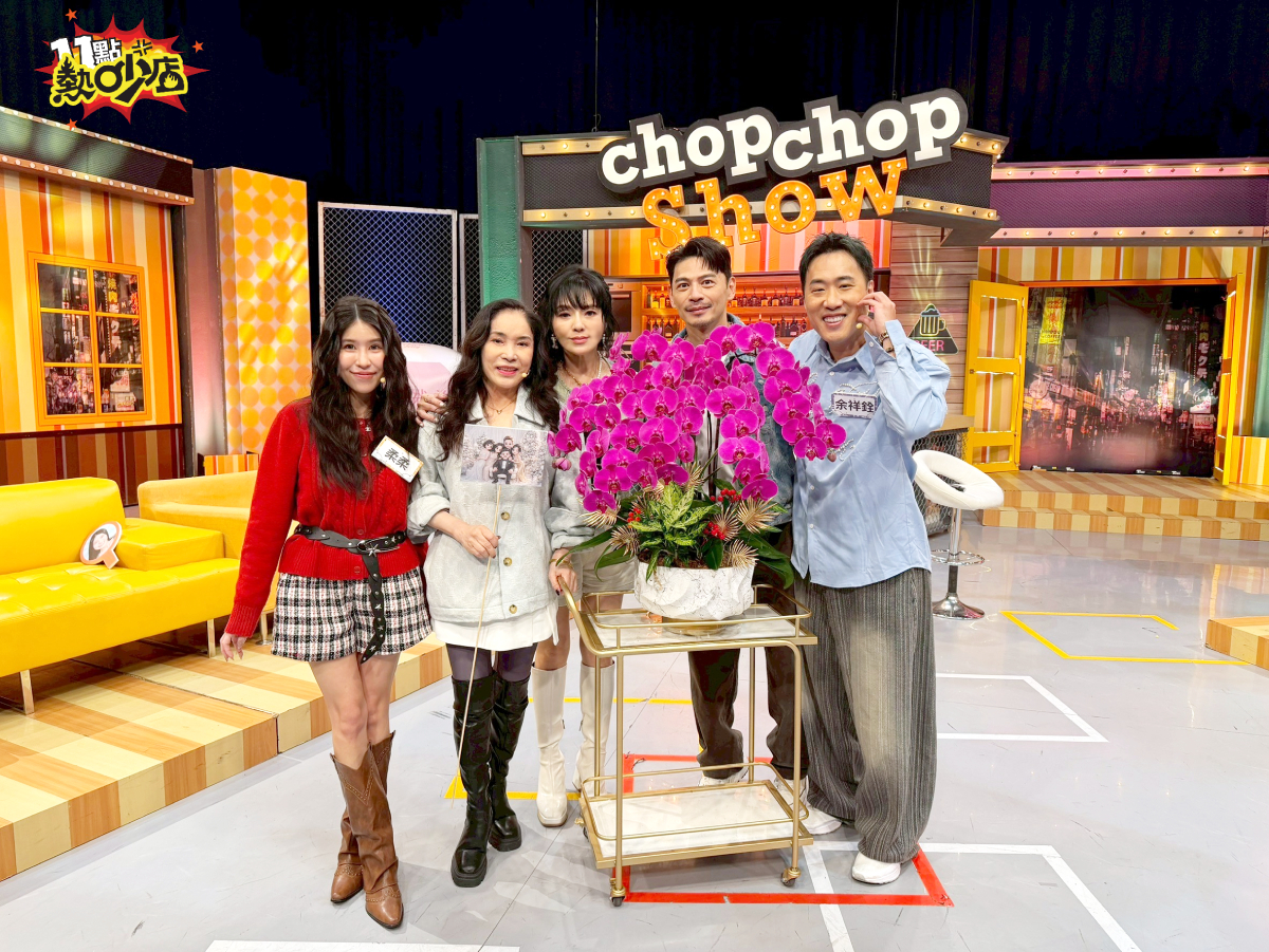 余祥銓（右）和媽媽李亞萍（左二）、老婆柔柔（左）一起上節目吐露心事。（圖／TVBS提供）