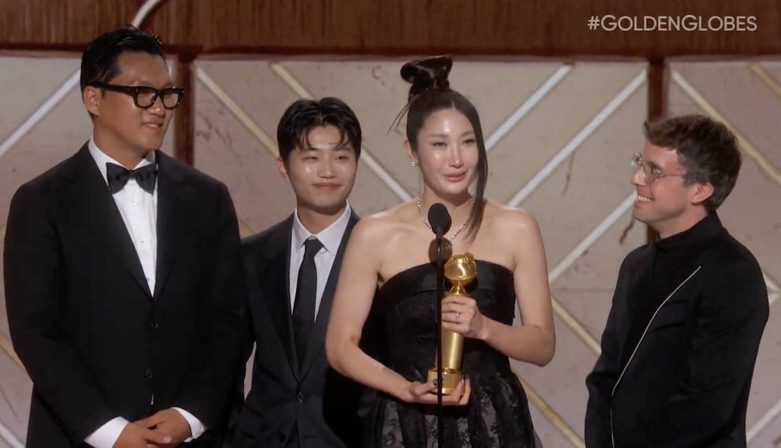 《Kpop 獵魔女團》主題曲〈Golden〉獲獎，創作人的Ejae上台頒獎激動落淚。（圖／翻攝自金球獎X）