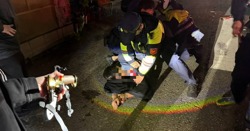 有「猛男界Rain」稱號的翁男，站在大馬路揮刀，還試圖攻擊來往的車輛。（圖／翻攝畫面）