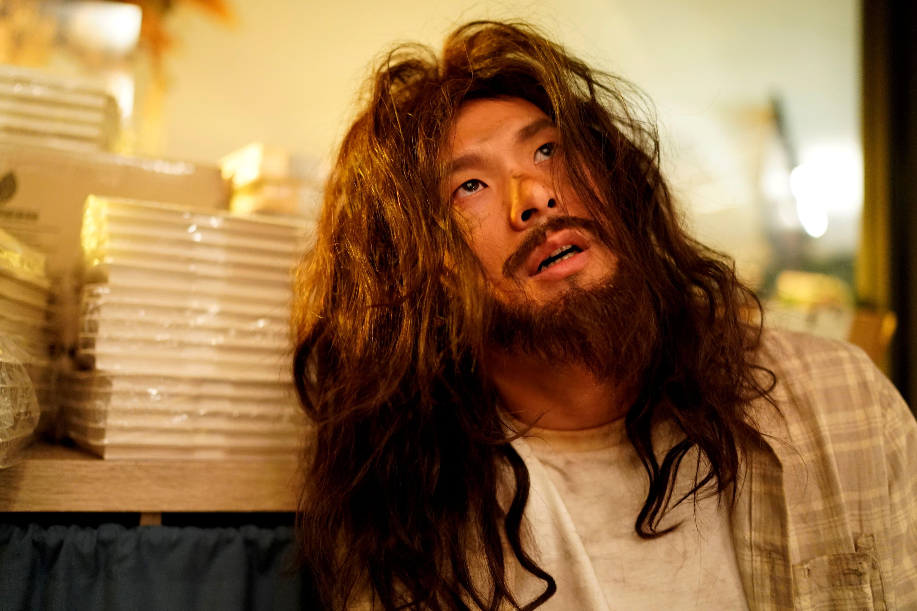 姚淳耀在《何百芮的地獄戀曲》因失戀超狼狽，造型有如街友犀利哥。（圖／彼此影業提供）