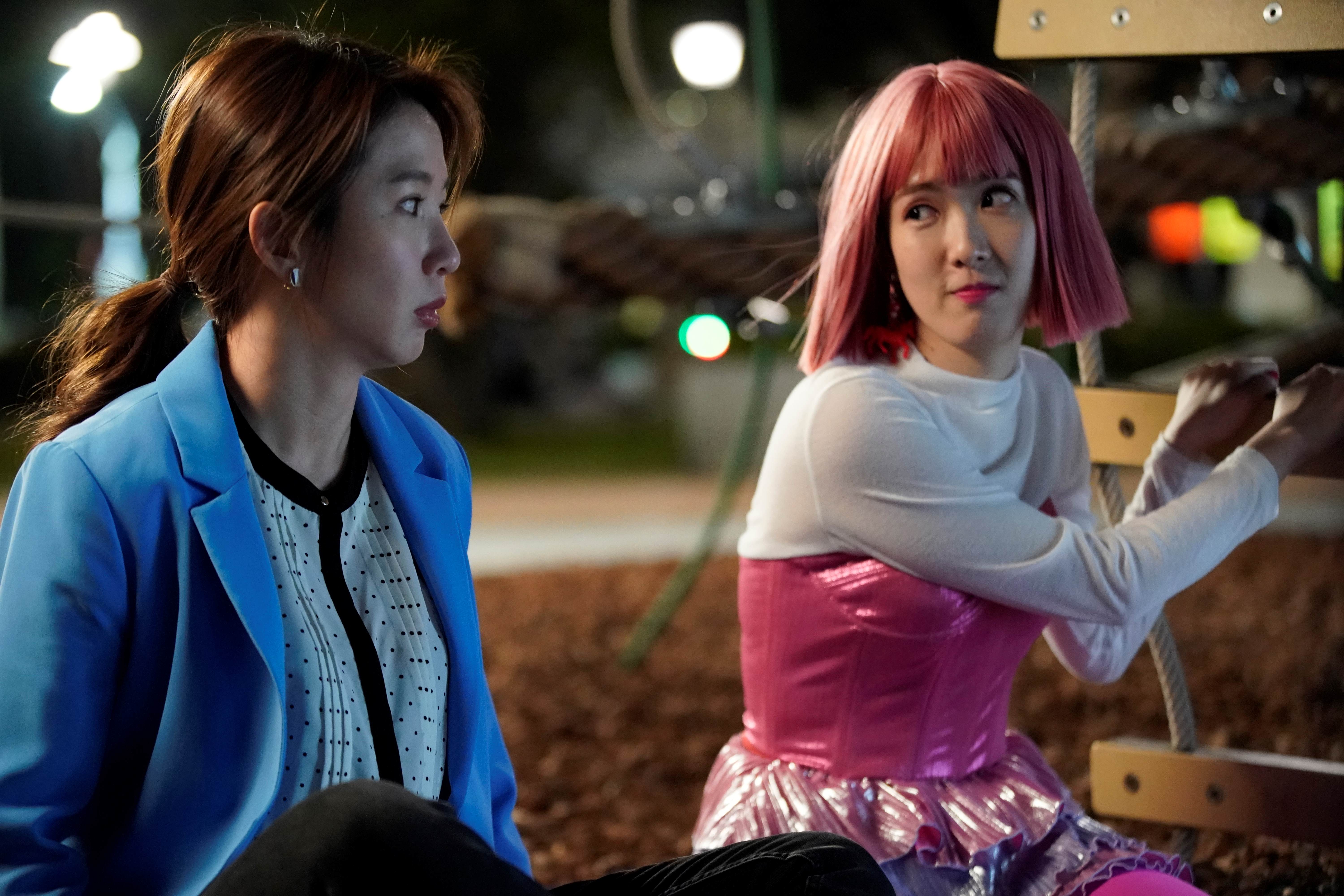 郭書瑤（左）與孫可芳（右）在《何百芮的地獄戀曲》裡有多場對手戲。（圖／彼此影業提供）