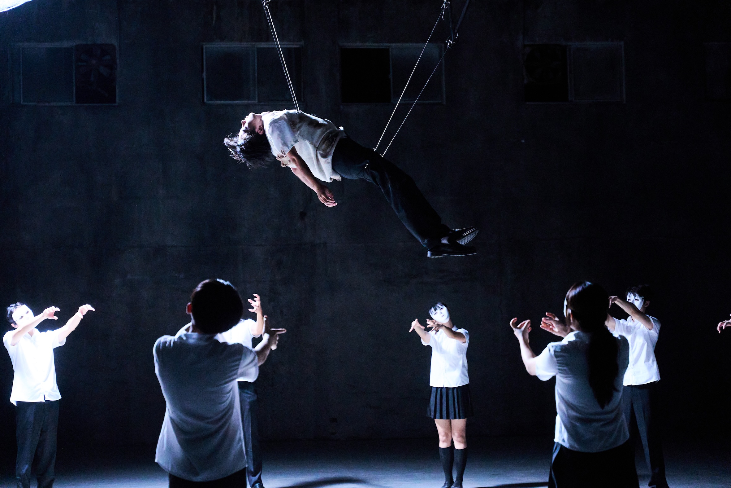 生命樹 15 週年單曲〈黑羊〉MV出動大型吊掛器材。(圖/植光土壤音創提供)