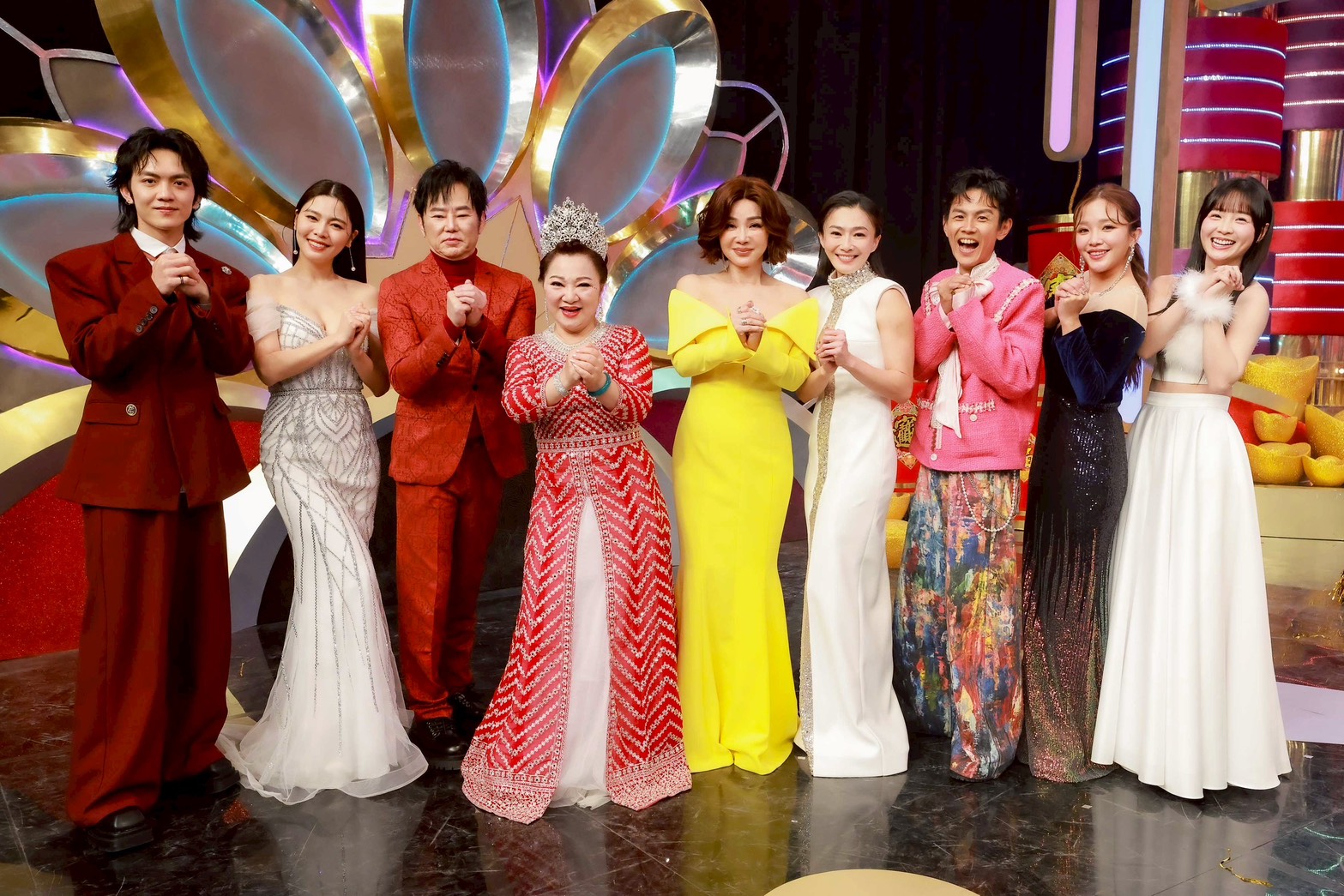 陳美鳳（中）領軍郭忠祐（左起）、白家綺 、陽帆 、白冰冰 、侯怡君 、阿翔 、賴慧如 、籃籃錄製《民視第一發發發》。（圖／民視提供）