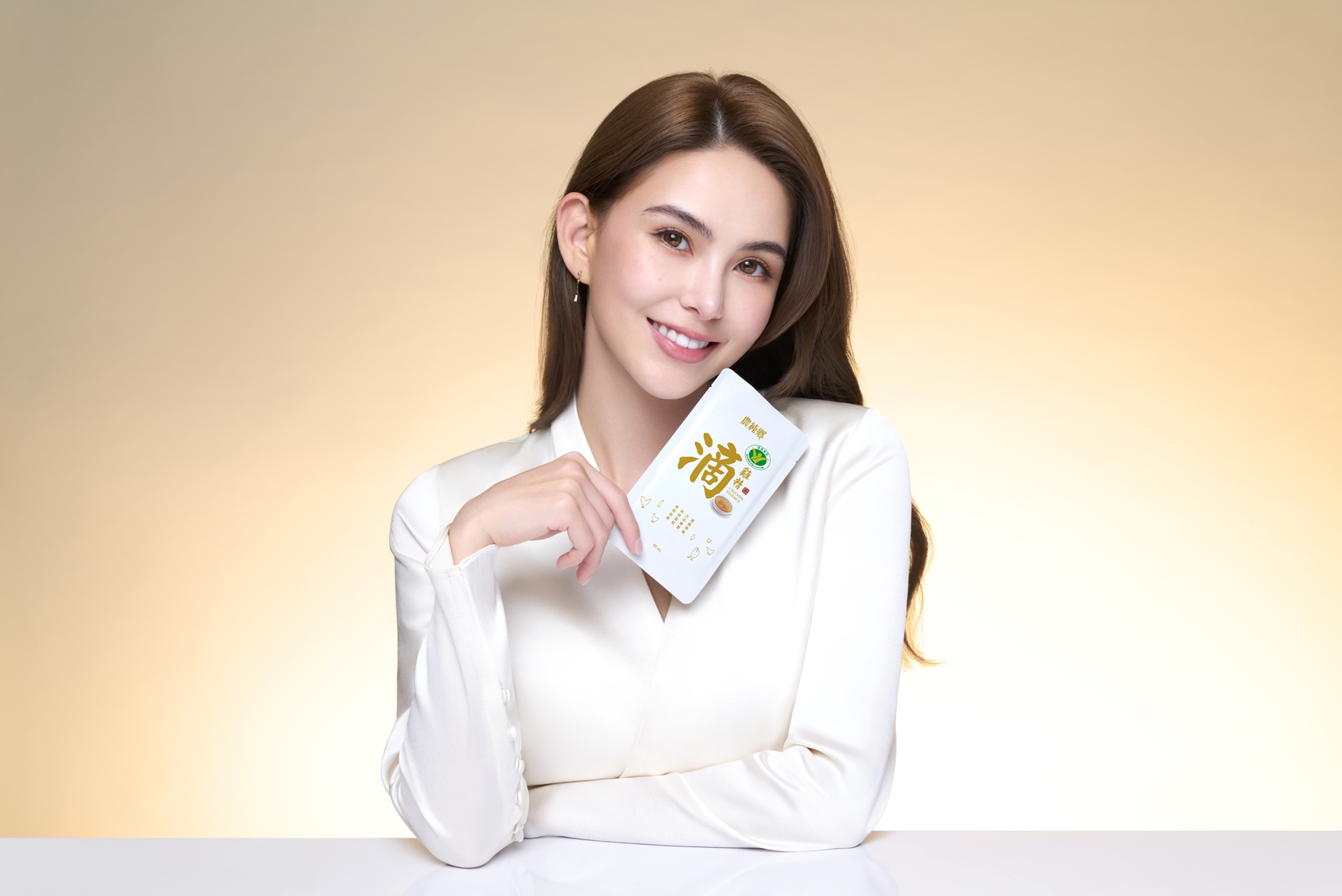 昆凌分享喜歡早上空腹喝滴雞精，在忙碌的行程中，能獲得持續一整天的能量。（圖／農純鄉提供）