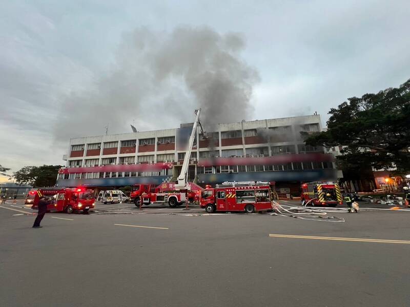 輔仁大學後門附近的5層樓建物「積健樓」,今天下午傳出火警。(圖/新北市消防局提供)
