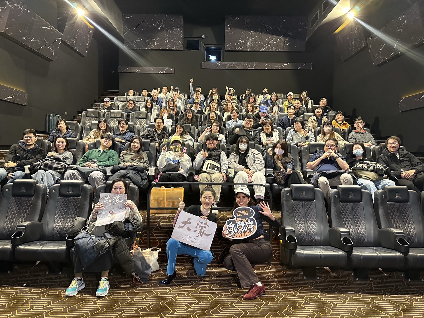 上週末，多位演員包括9m88（右）、百白接力現身戲院活動。（圖／華文創提供）