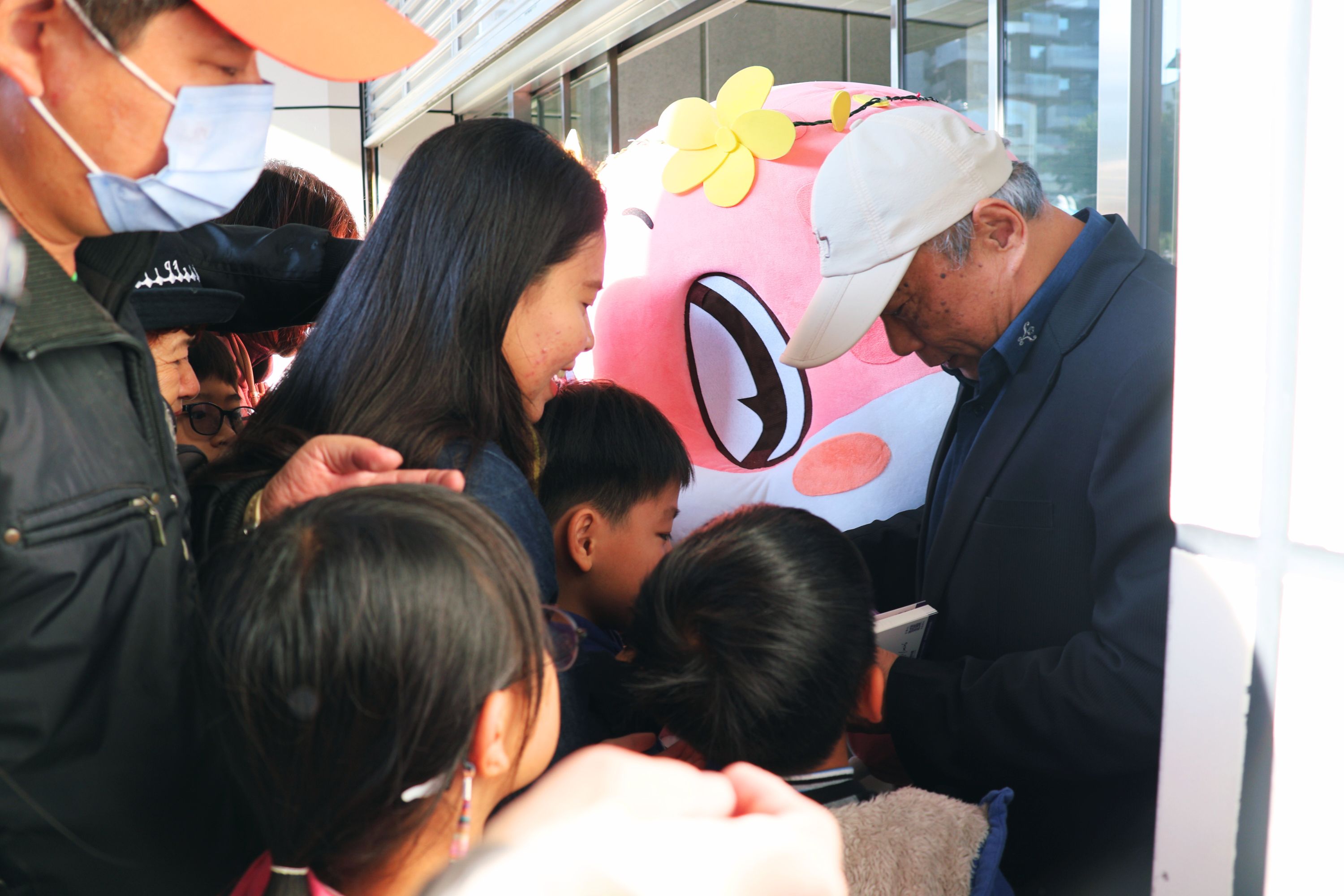 科博館館長黃文山於上午九點親自迎接當日首批入館的觀眾，並致贈限量馬年紀念明信片，表達感謝與祝福。（圖／國立自然科學博物館提供）