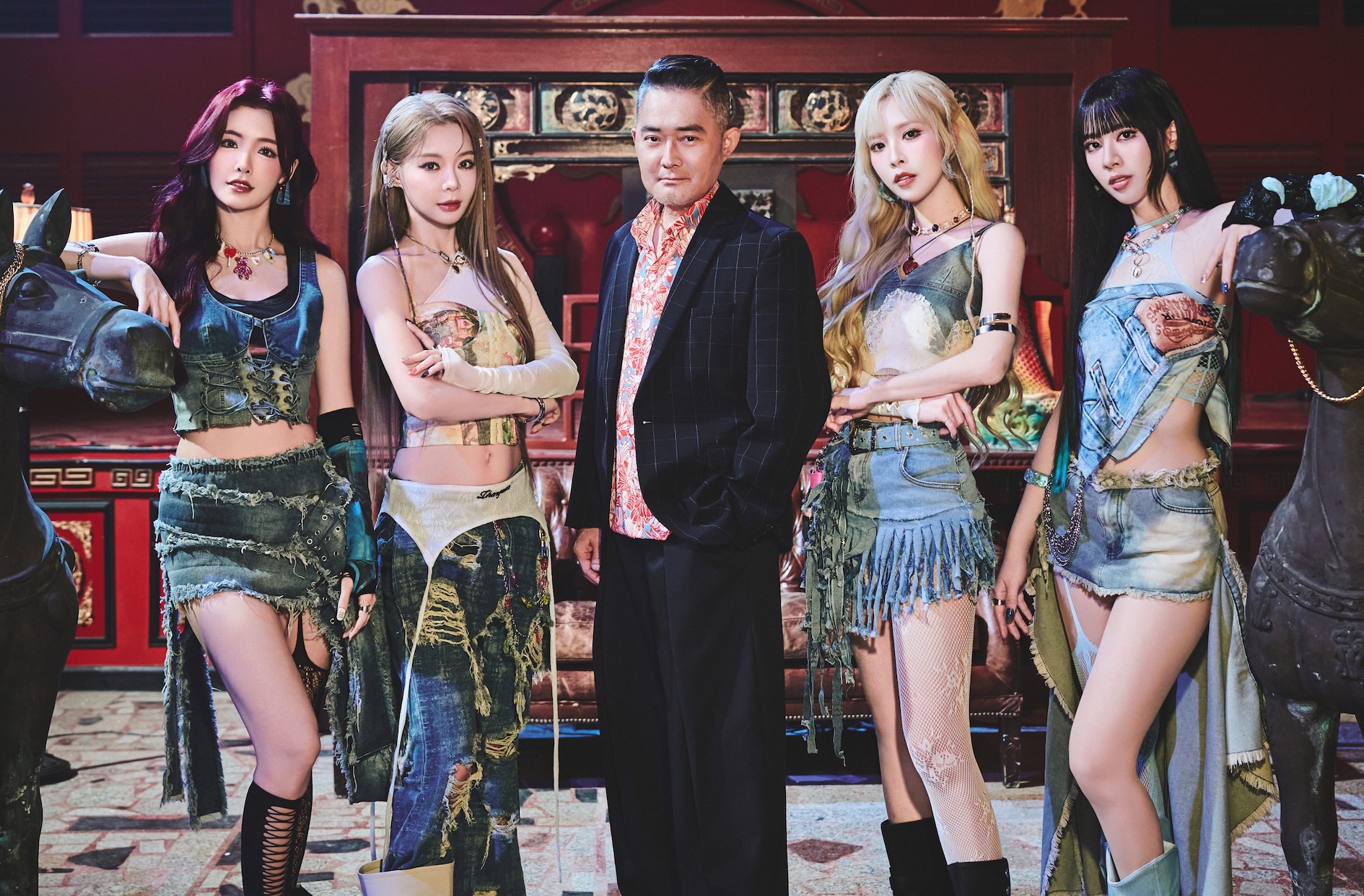 江國賓（中）演出女團LUVSSI MV，左起為成員菲菲、Yuri、Rina、宋宋。（圖／隻魚娛樂提供）