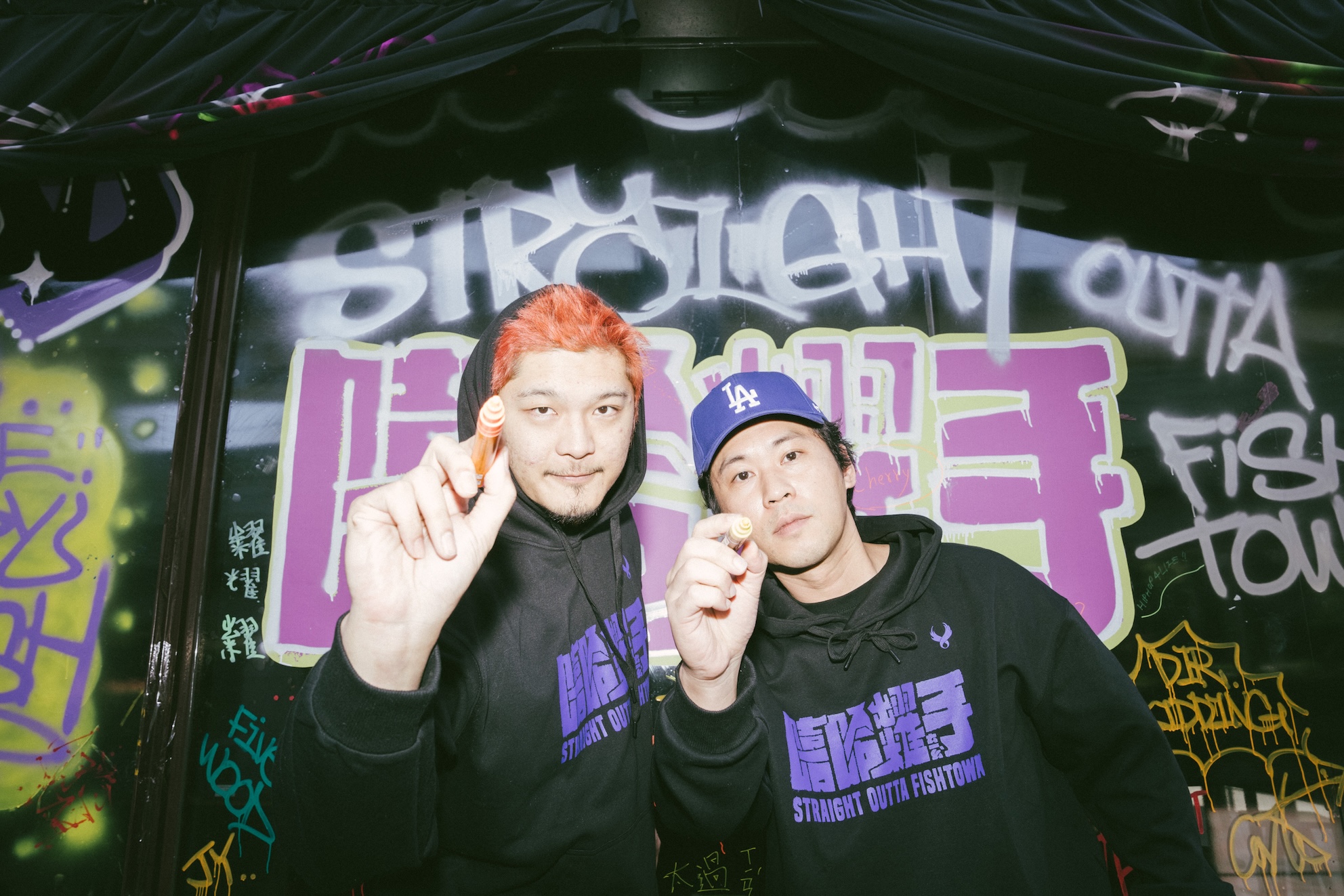 LEO王(左)跨界挑大樑認沒自信，與黃迪揚（右）之間的即興反應，讓他逐漸感受到表演的魅力。（圖／英傑哆影業股份有限公司提供）